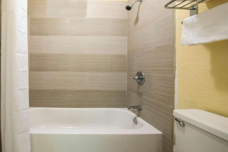 1 King Bed No Smoking Accessible