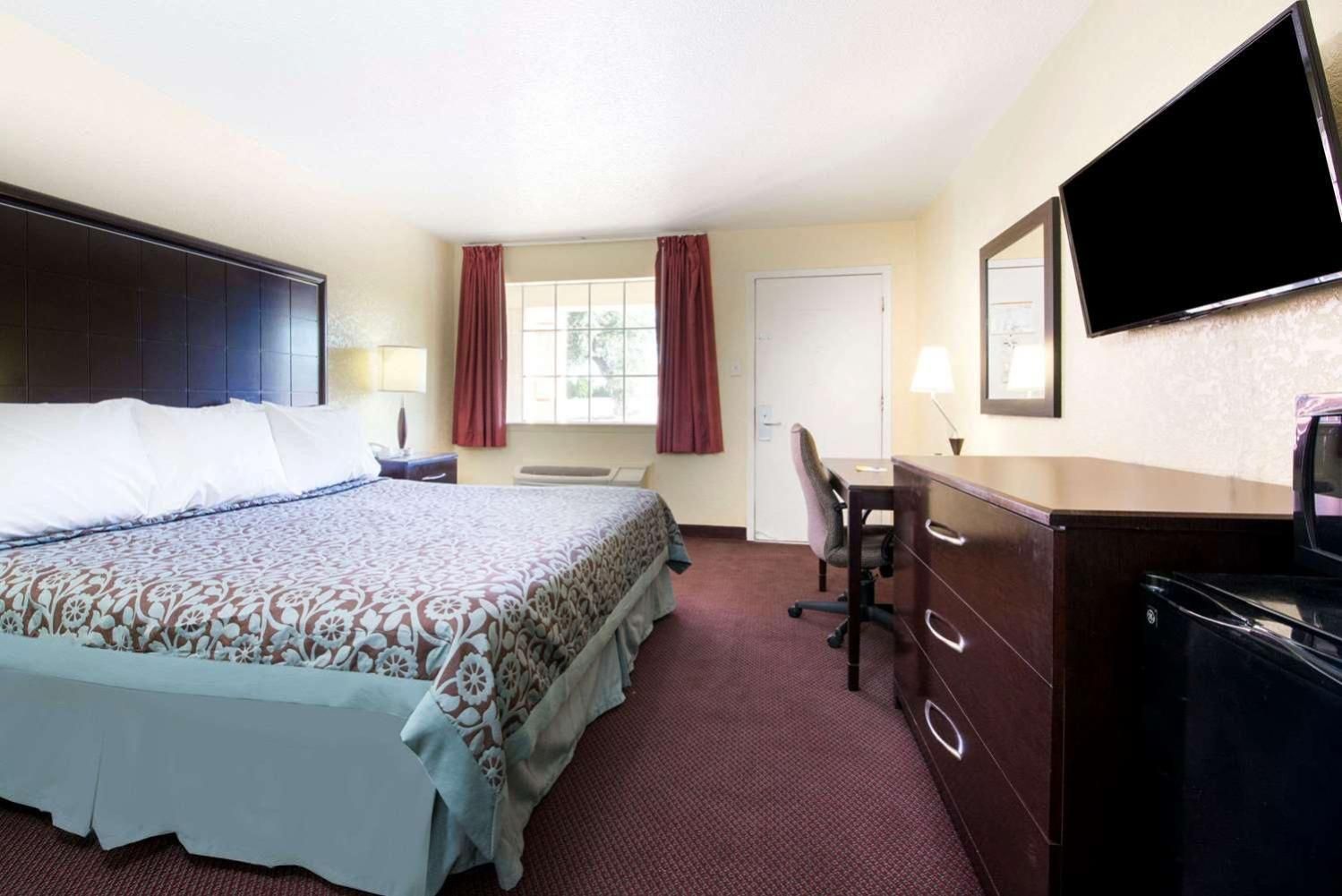 Quality Inn Eastland I-20 1 King Bed, Nonsmoking