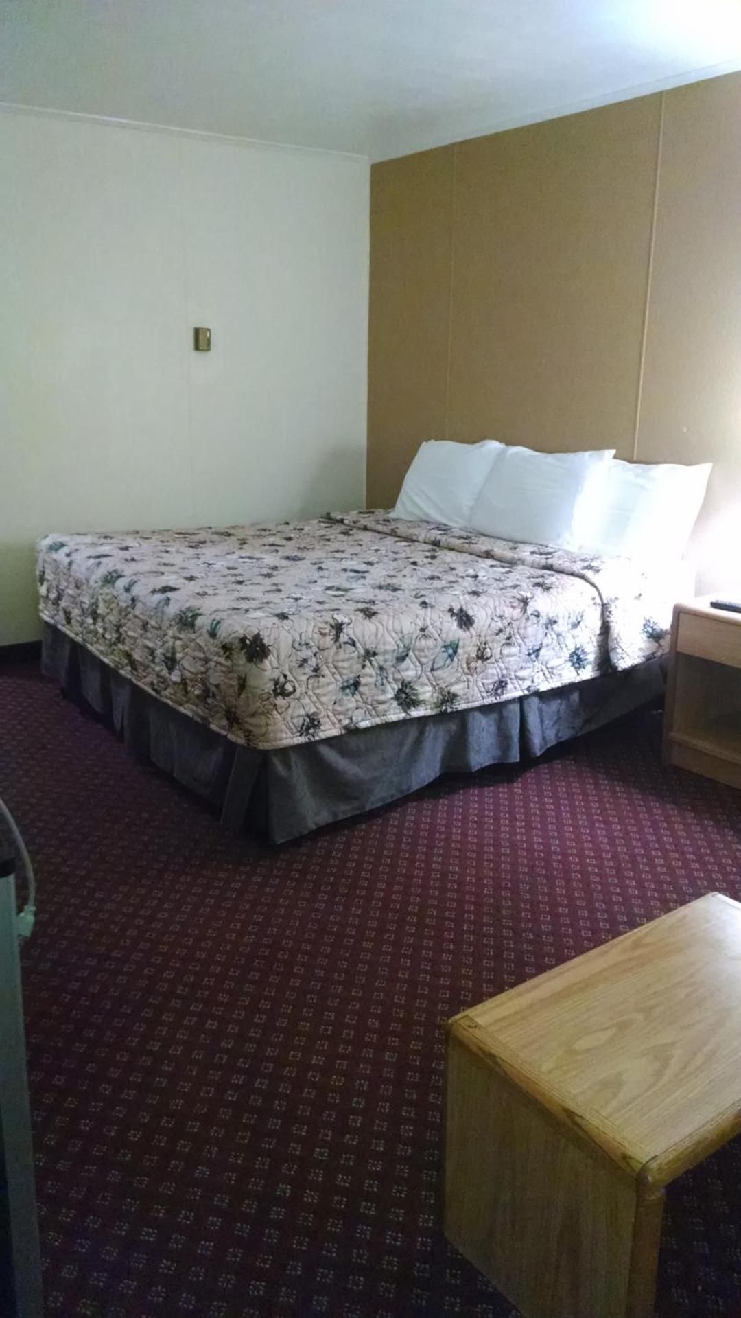 Red Carpet Inn and Suites Ebensburg Standard King Room - Smoking 2