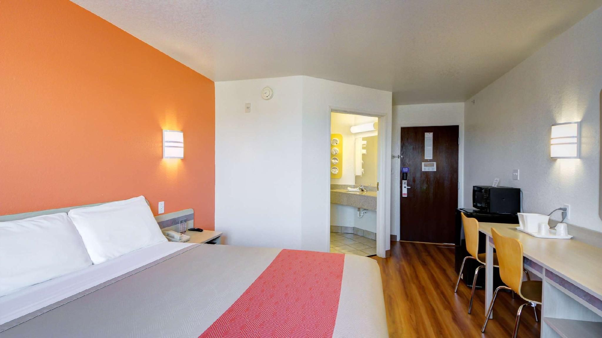 Motel 6 El Reno, OK 1 King Bed | Mobility Accessible Tub, Nsmk