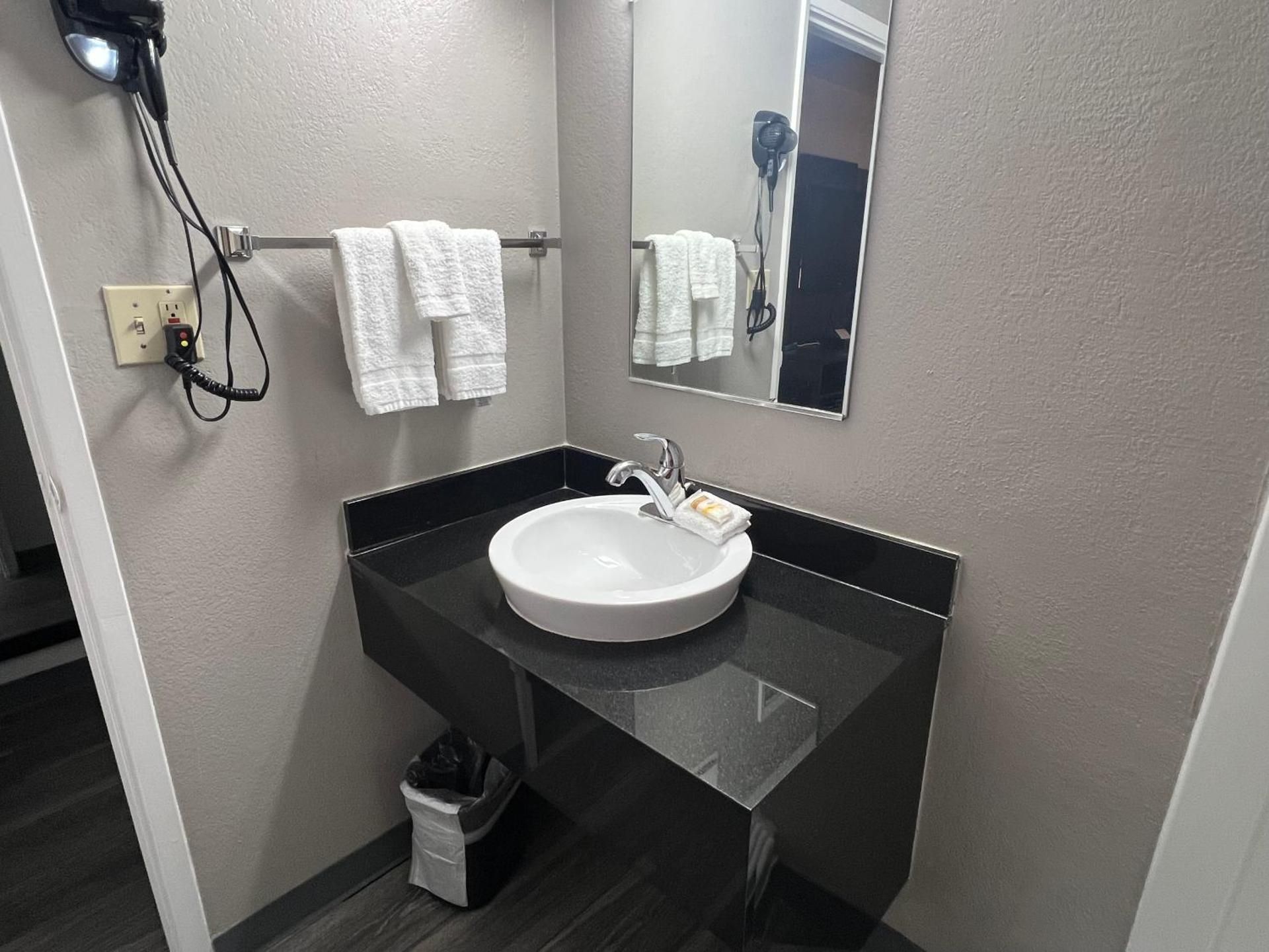 Queen Room - Disability Access - Roll in Shower