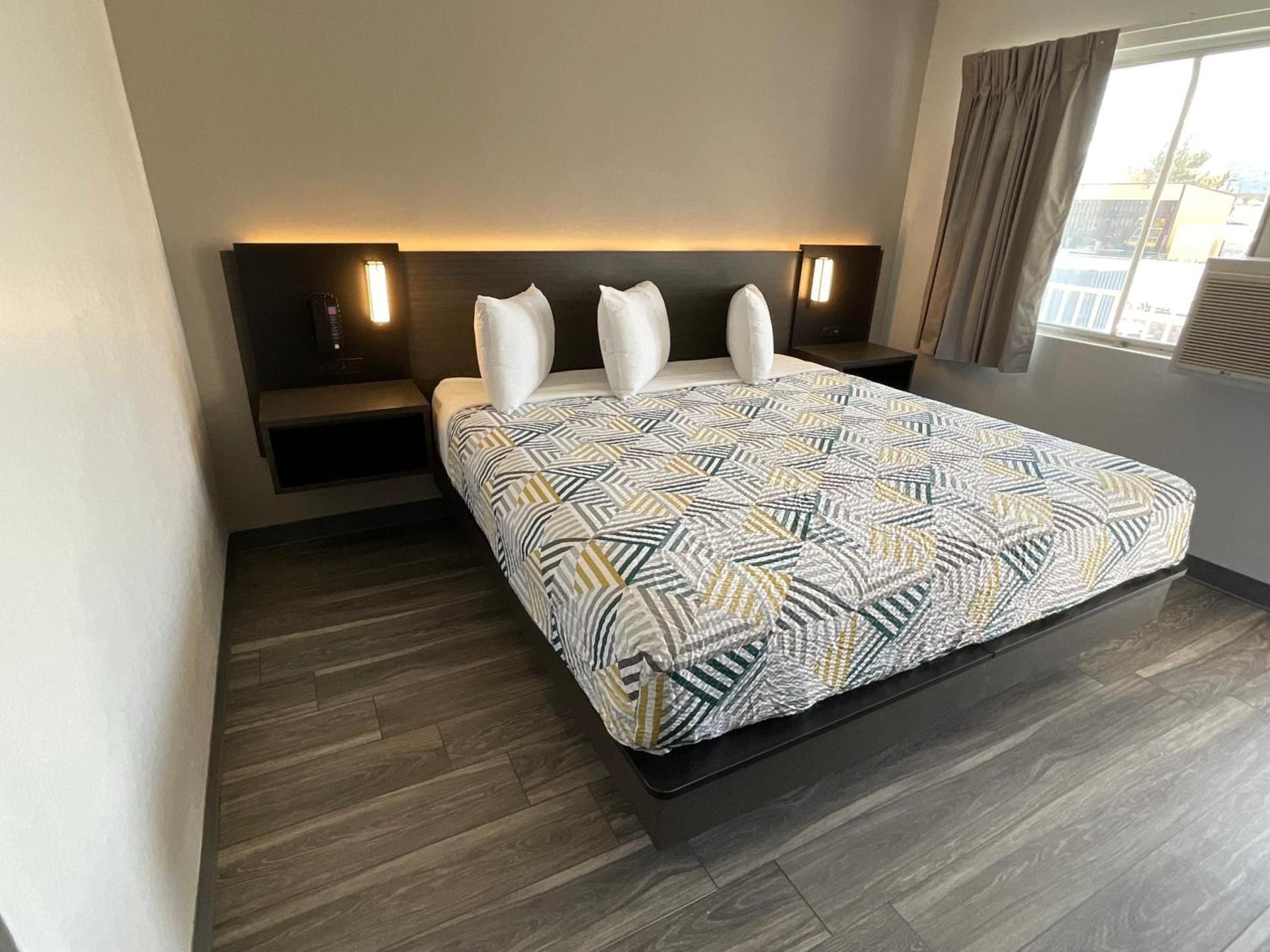 1 King Bed | Non-Smoking