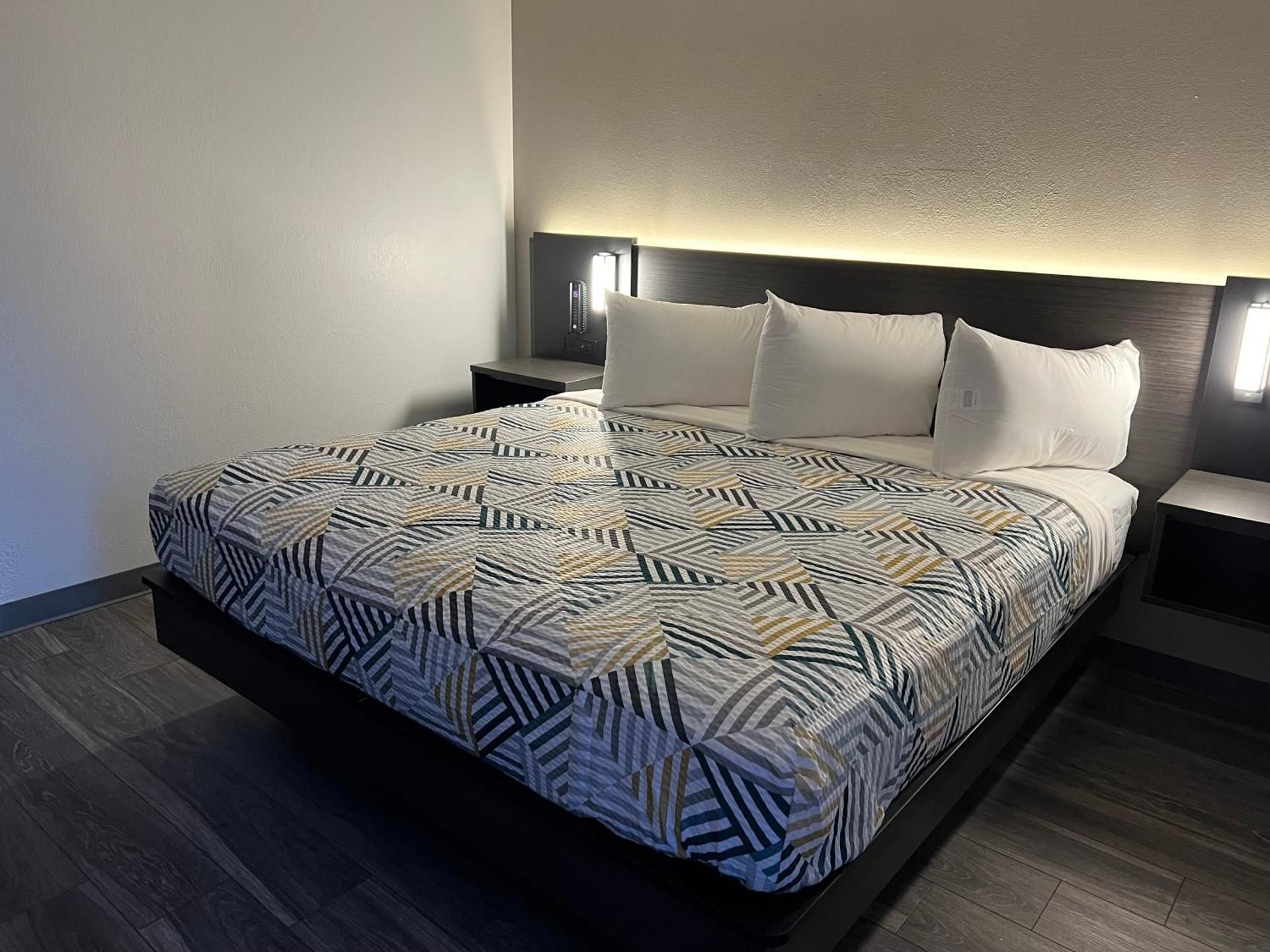 Queen Room - Disability Access - Roll in Shower