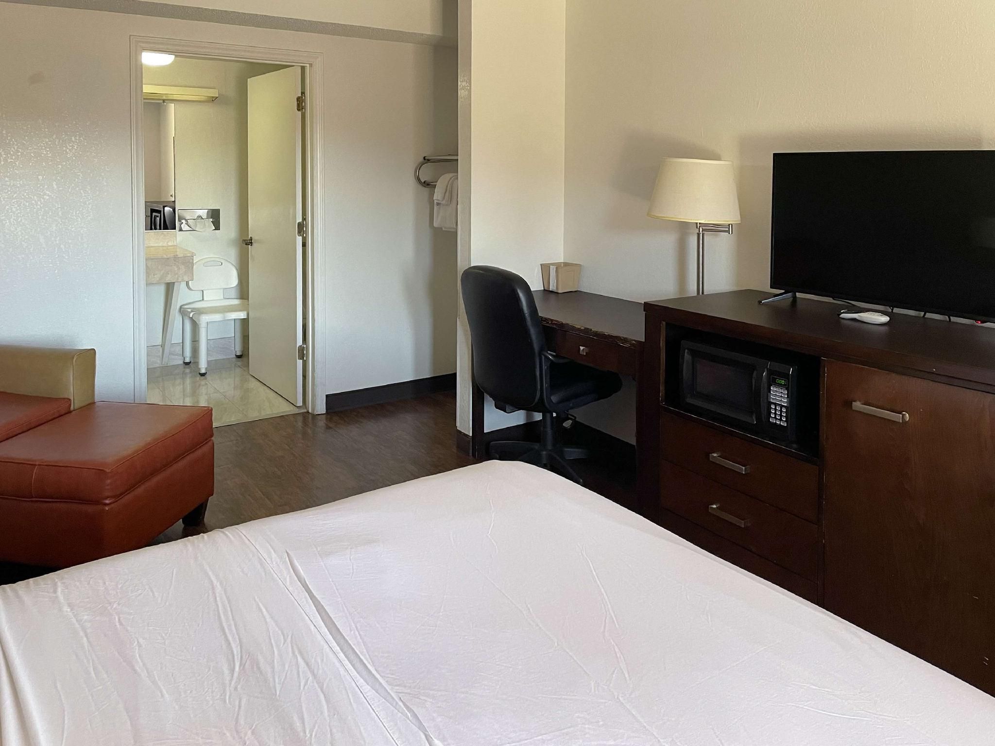 1 Queen Bed | Non-Smoking, Micfridge, Sofa-Bed