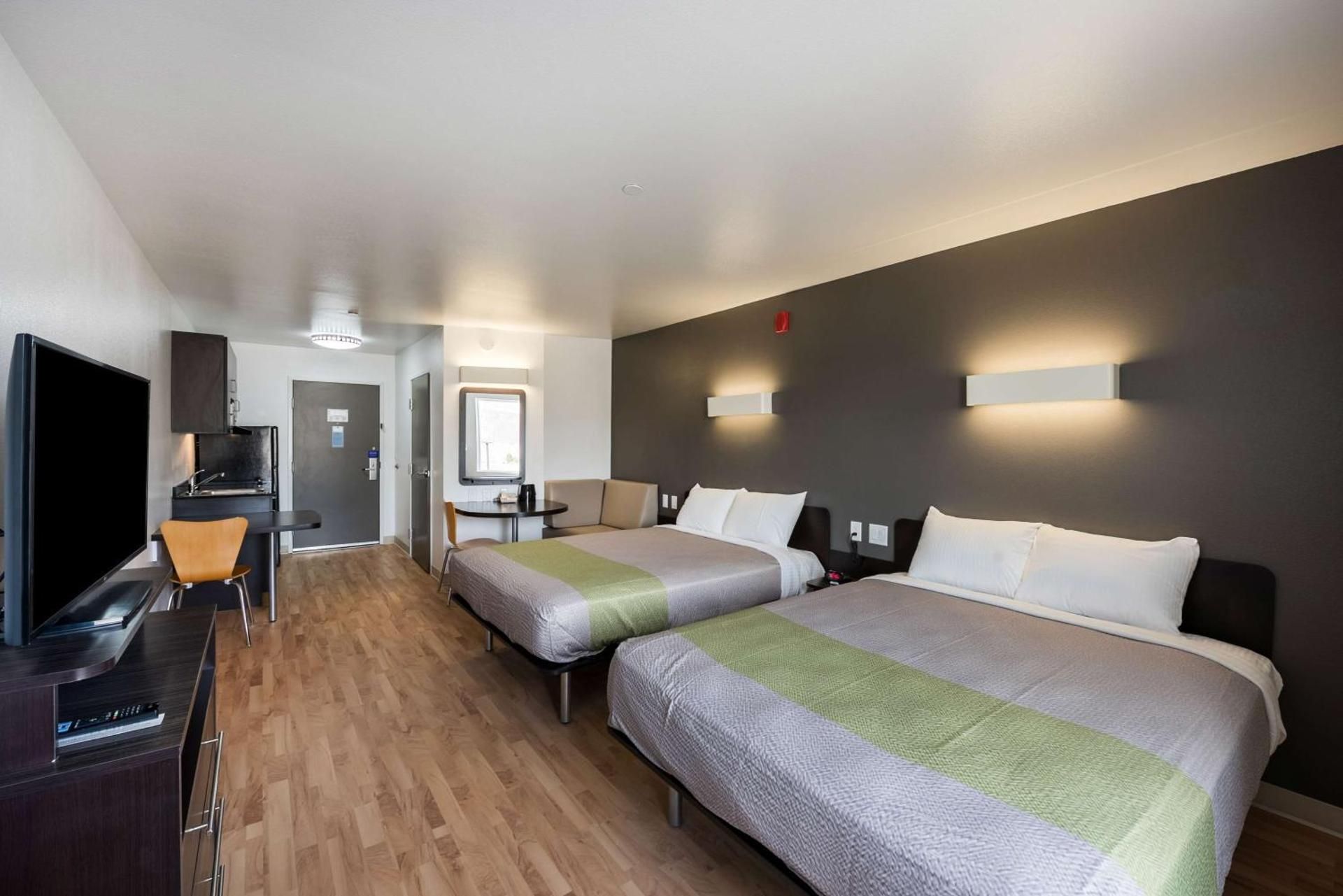 2 QUEEN BEDS | SUITE, NSMK, KITCHEN