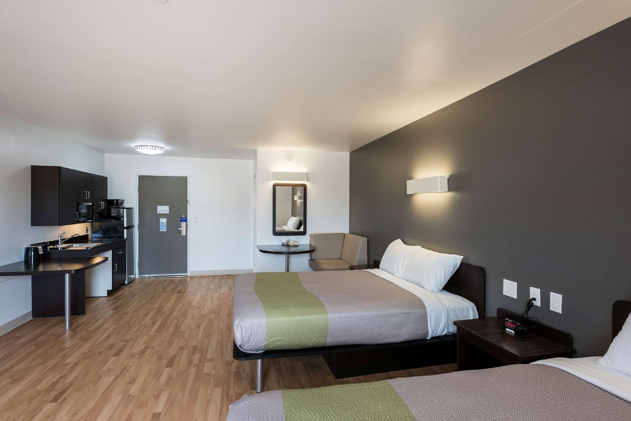 2 QUEEN BEDS | MOBIL ACC TUB, STE NSMK KTCHN