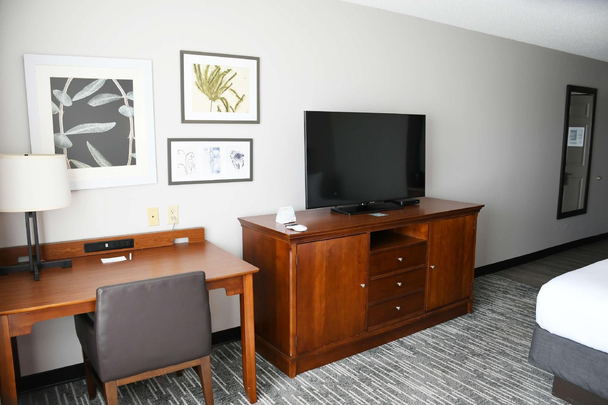 Accessible - 1 Queen, Mobility Accessible, Bathtub, Microwave And Mini-refrigerator, Non-smoking, Fu