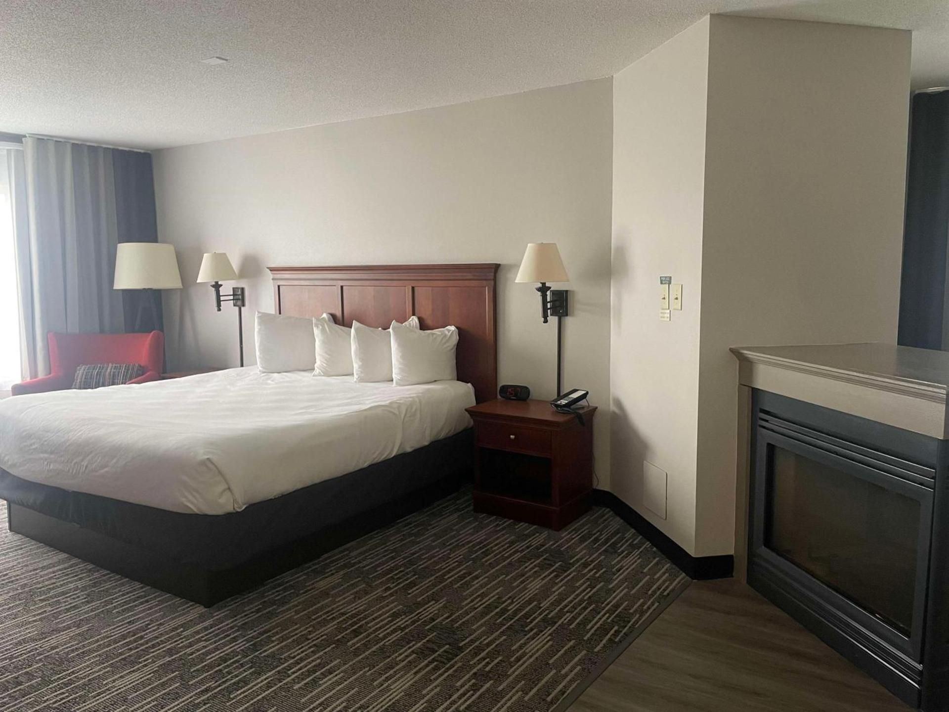 Best Western Harmony Inn Fort Dodge Iowa King Suite with Sofa Bed, Fireplace and Kitchenette - Non-Smoking 2