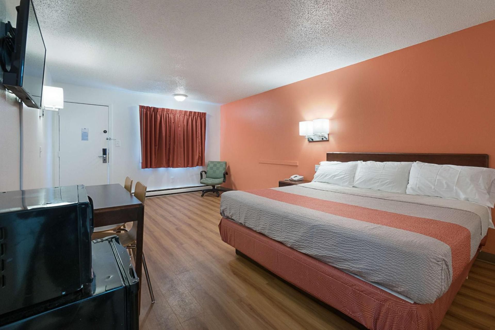 Motel 6 Frackville, PA 1 King Bed | Mobility Accessible Tub, Nsmk