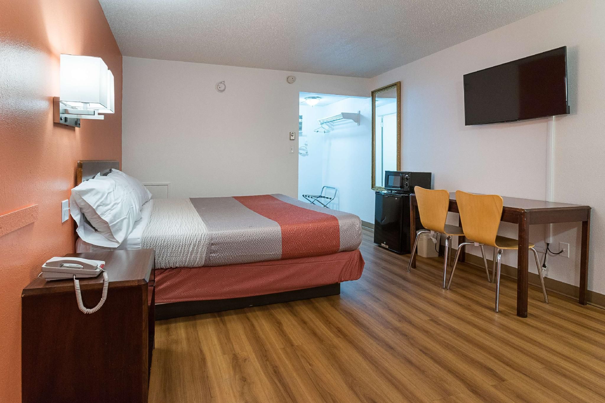 Motel 6 Frackville, PA 1 King Bed | Non-Smoking 2