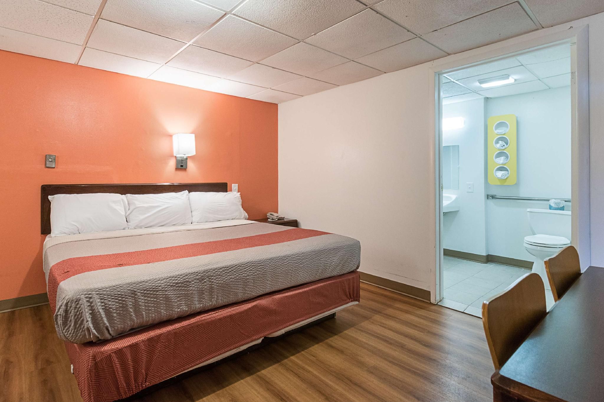 Motel 6 Frackville, PA 1 King Bed | Mobility Accessible Tub, Nsmk 2