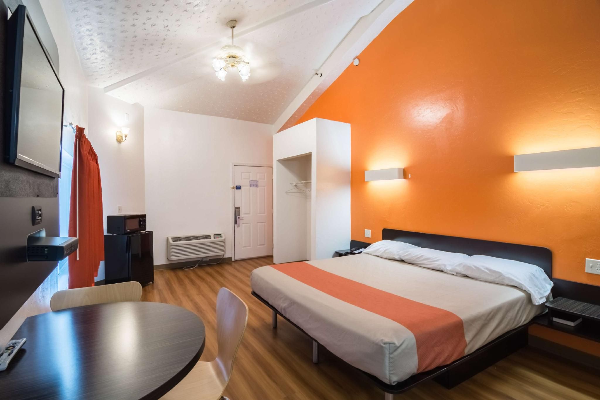 Motel 6 Globe, AZ 1 King Bed | Mobility Accessible Tub, Nsmk 2