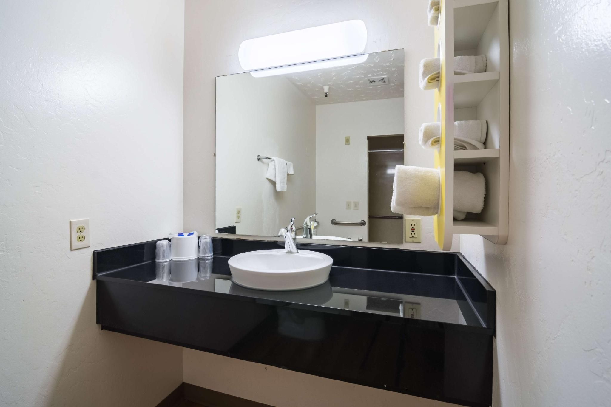 Motel 6 Globe, AZ 4 Queen Beds | Non-Smoking 3