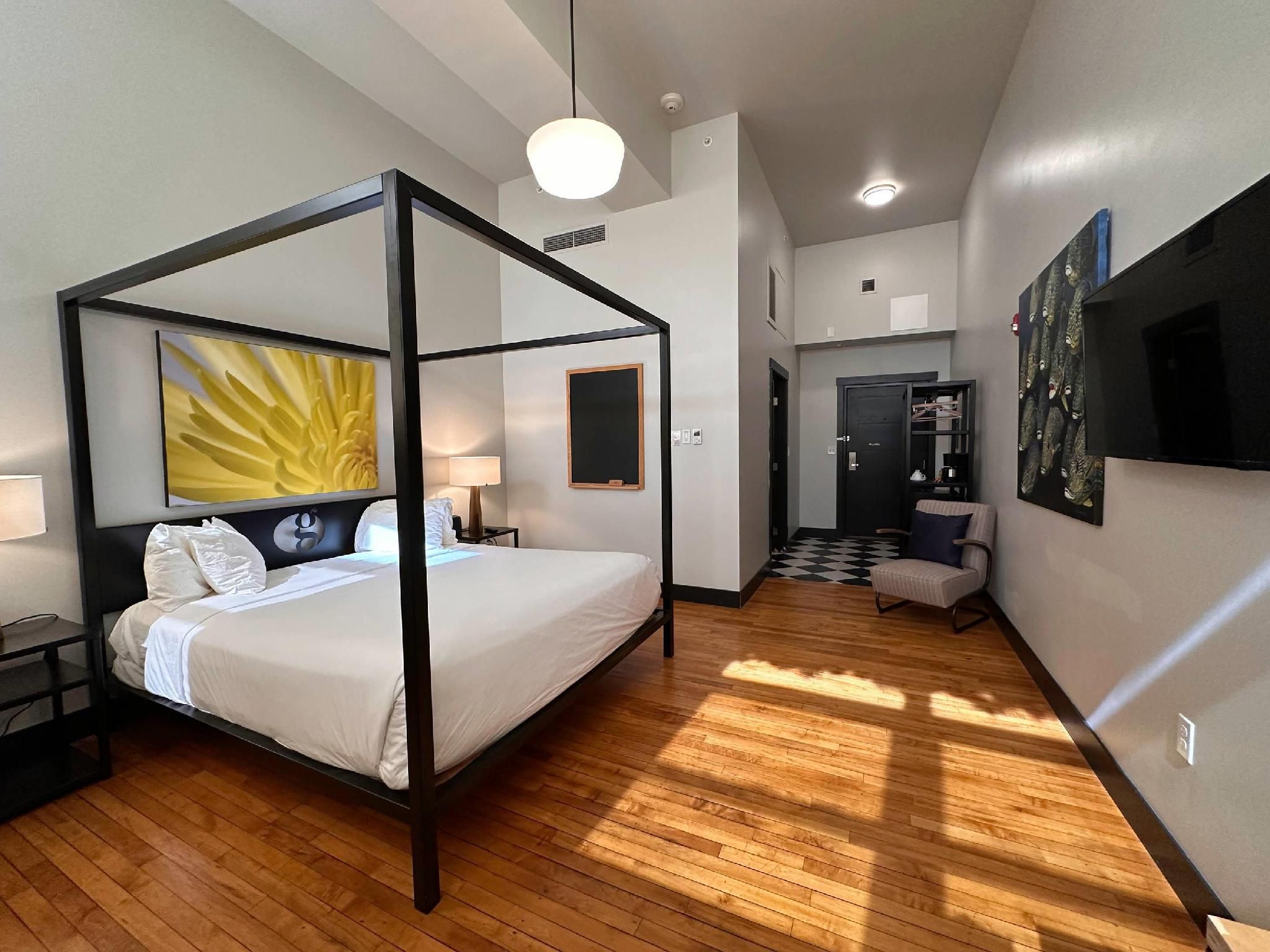 1 King Bed, Non-smoking, Accessible