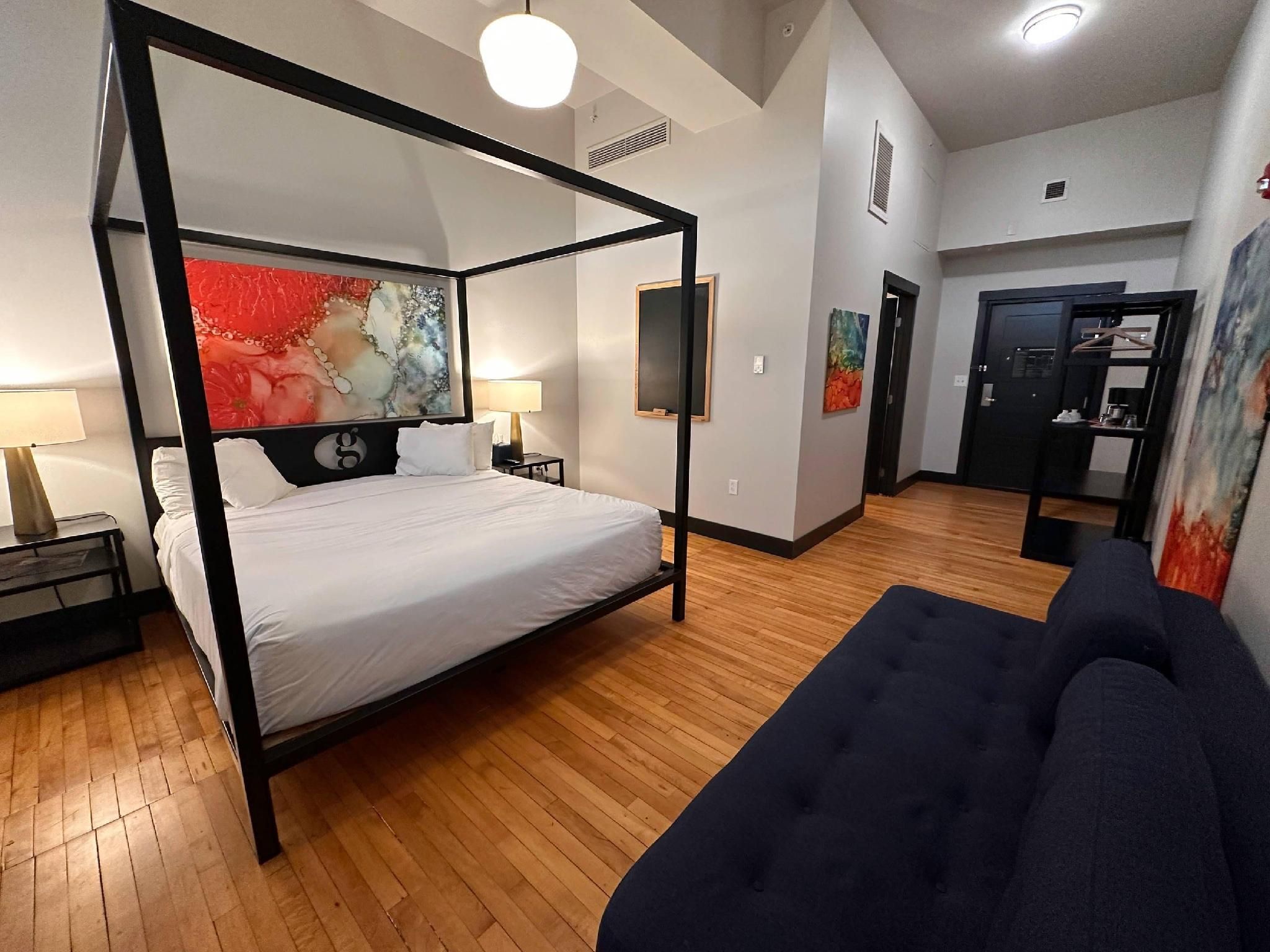 1 King Bed, Nonsmoking Accessible