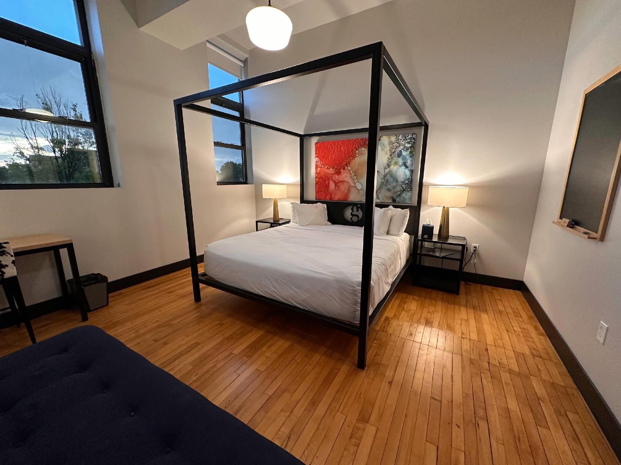 1 King Bed, Nonsmoking Accessible