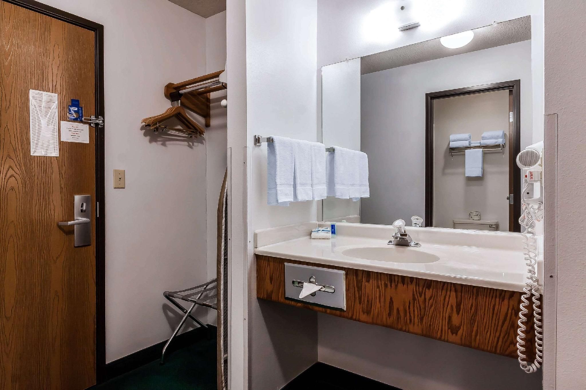 1 King Bed, 1 Queen Bed, Suite, Nonsmoking