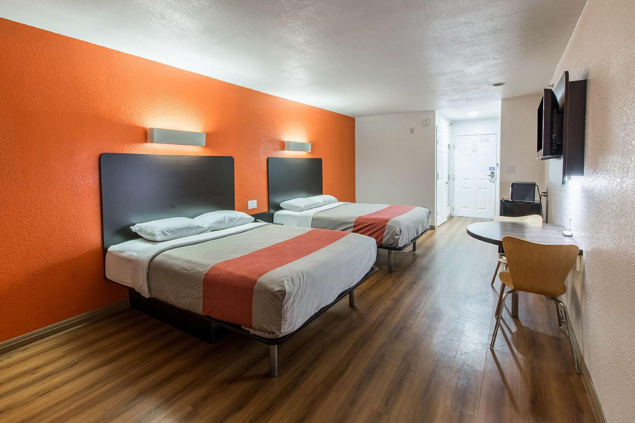 2 Queen Beds | Smoking, Micfridge