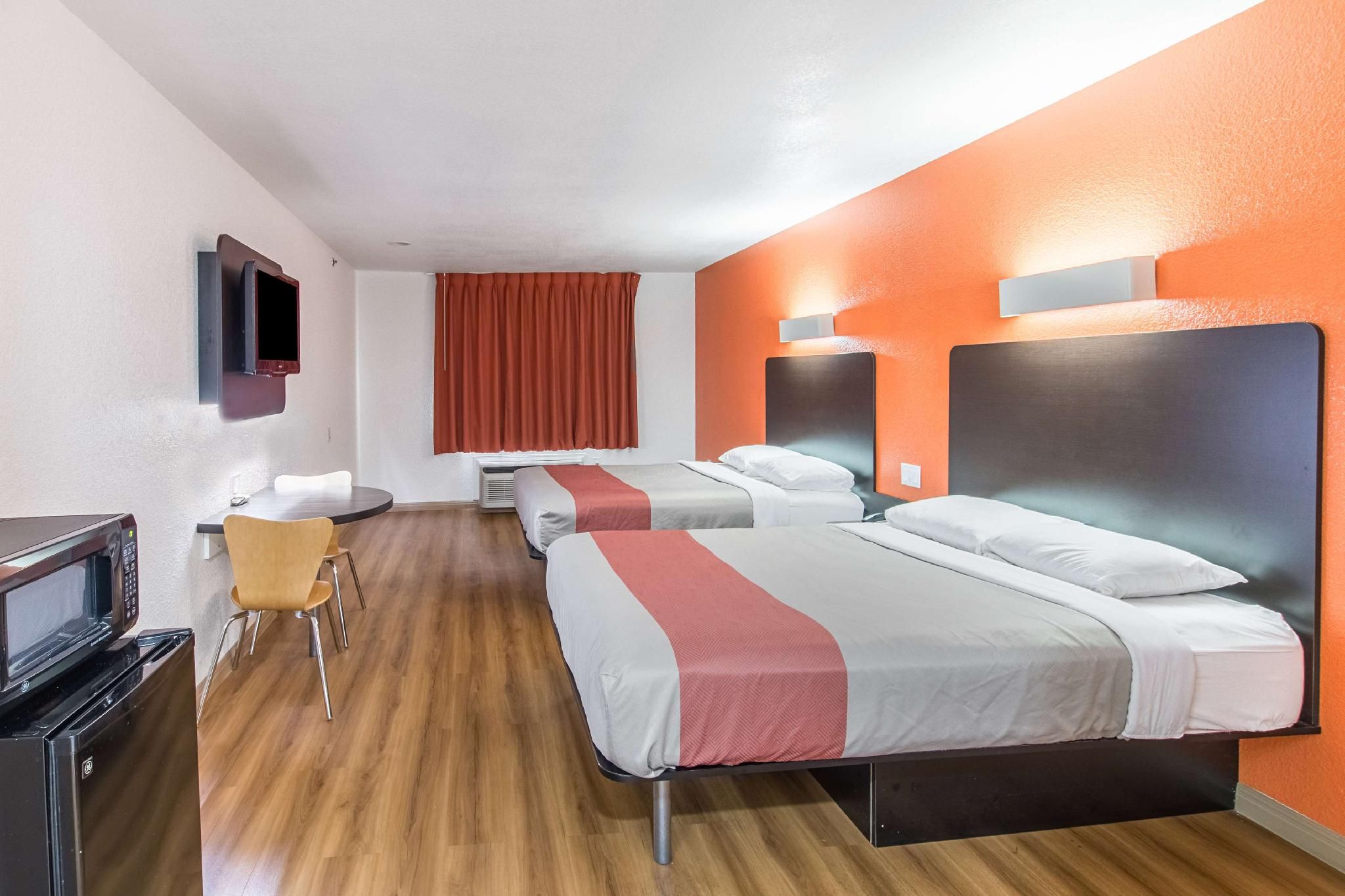 2 Queen Beds | Smoking, Micfridge