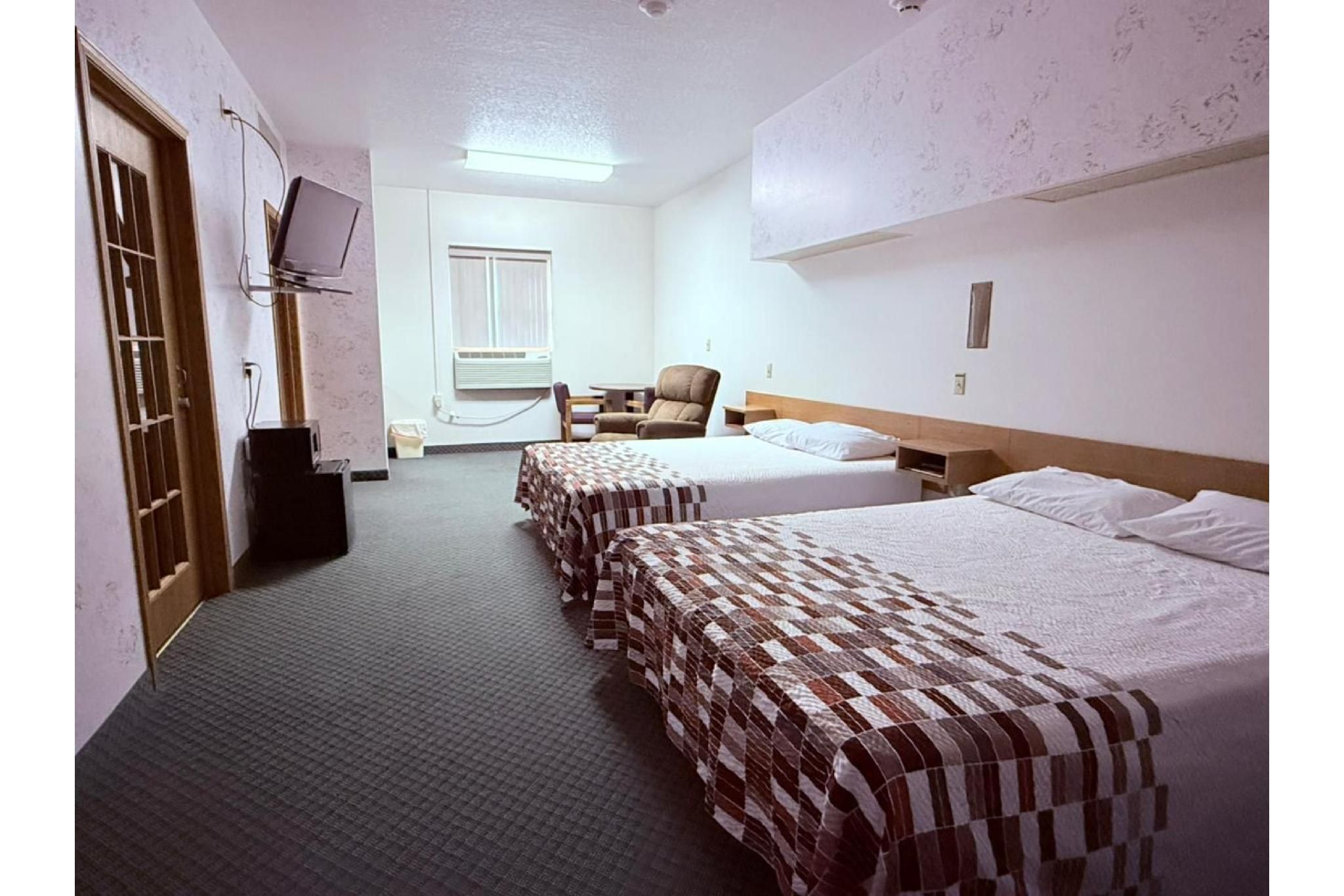 2 Full Beds Non-Smoking with Jetted Tub