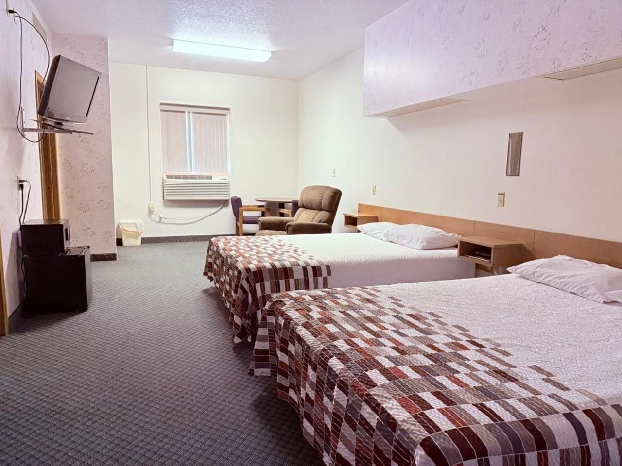 Queen Bed with Kitchenette Non - Smoking