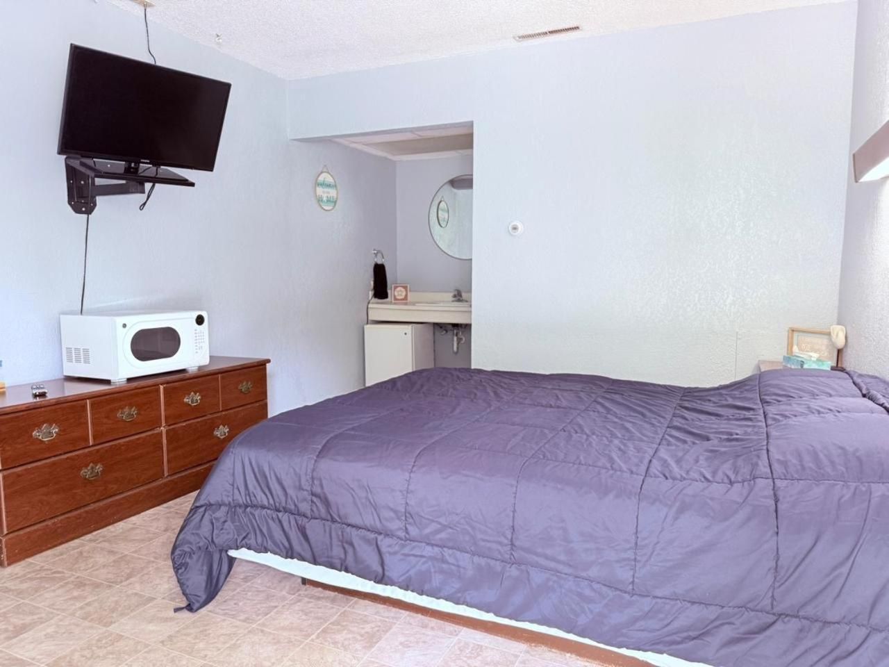 Queen Bed with Kitchenette Non - Smoking