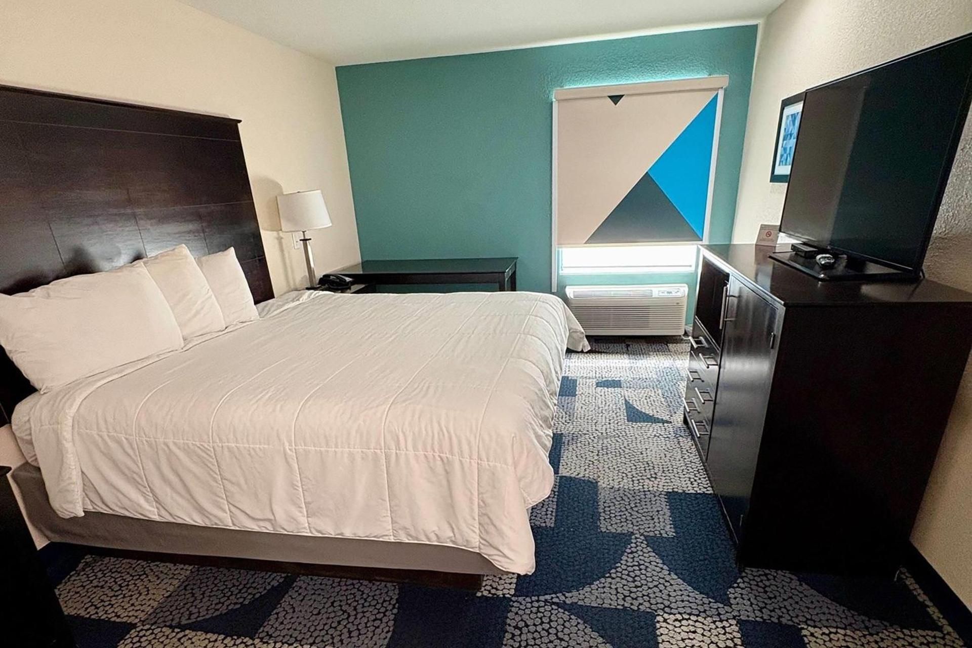 King Room with Mobility Access and Bathtub with Grab Bars, Non-Smoking