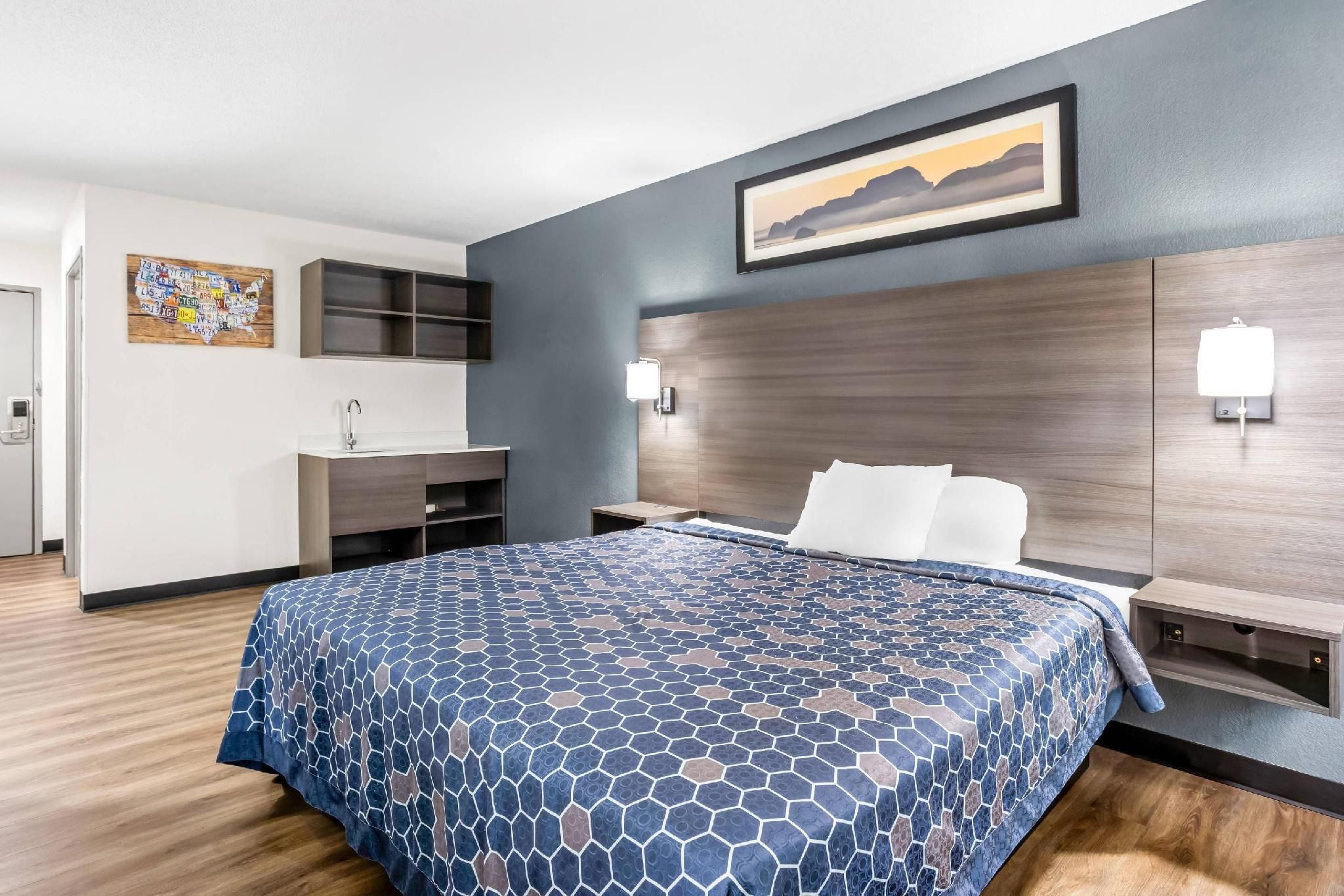 Econo Lodge Jesup 1 King Bed, Efficiency, Suite, Nonsmoking 2