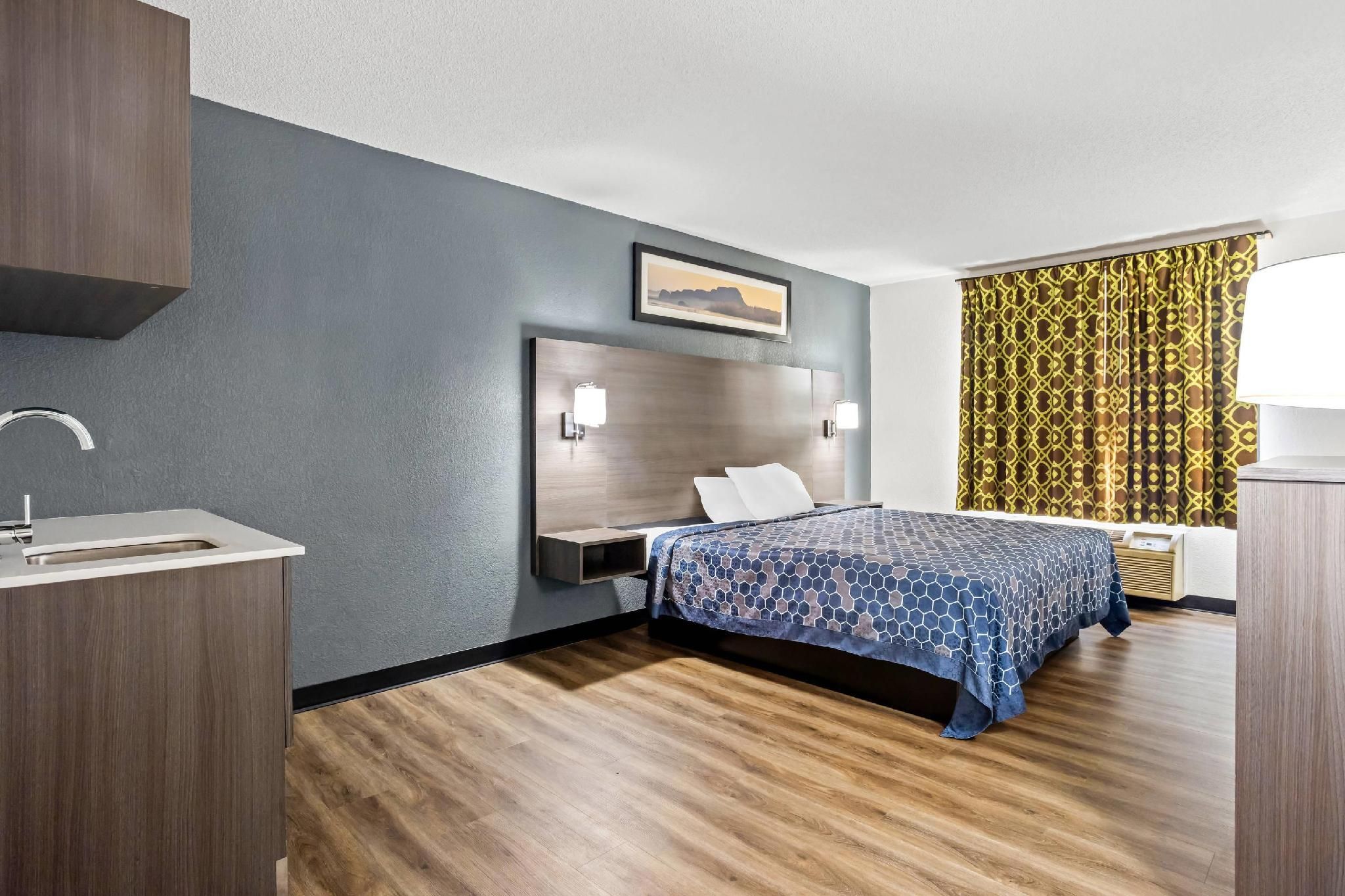 Econo Lodge Jesup 1 King Bed, Efficiency, Suite, Nonsmoking 3