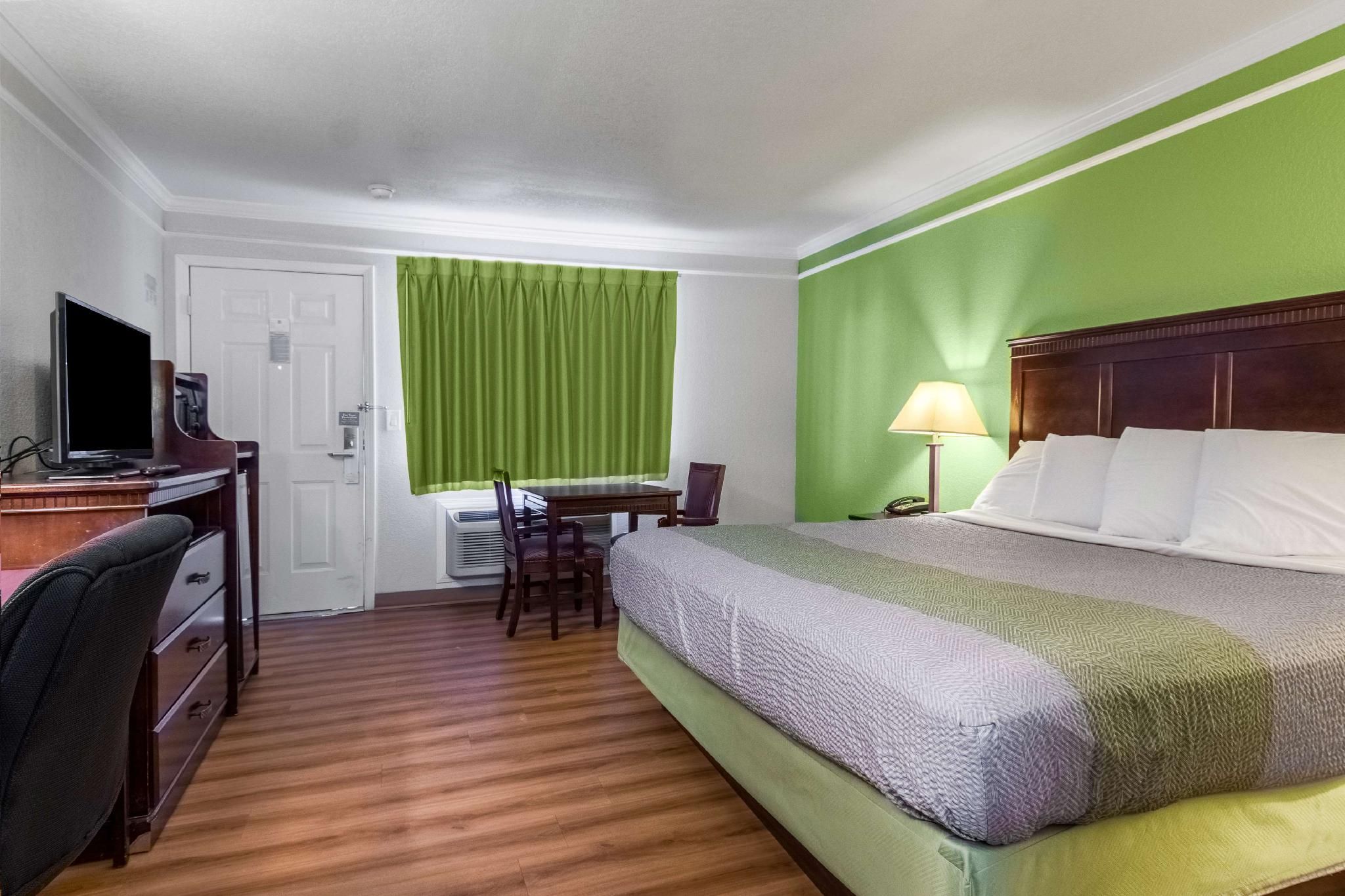 Motel 6 Kingsburg, CA 1 King Bed | Smoking 2