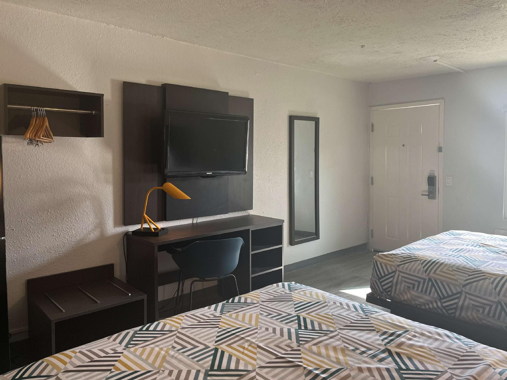 2 Queen Beds | Smoking, Micfridge