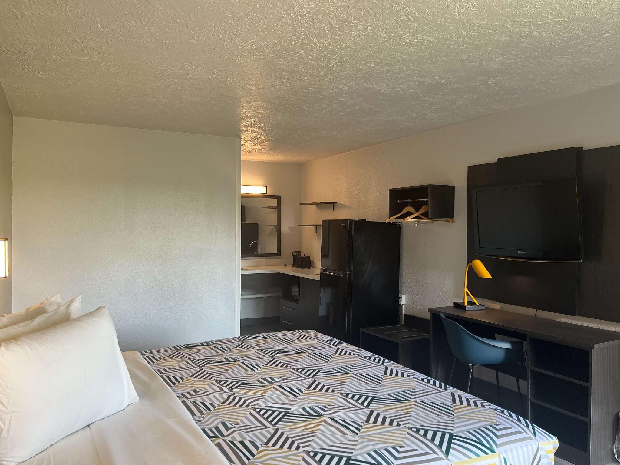 Studio 6  Lake Jackson, TX 1 King Bed | Mobil Access Tub Nsmk Micfridg