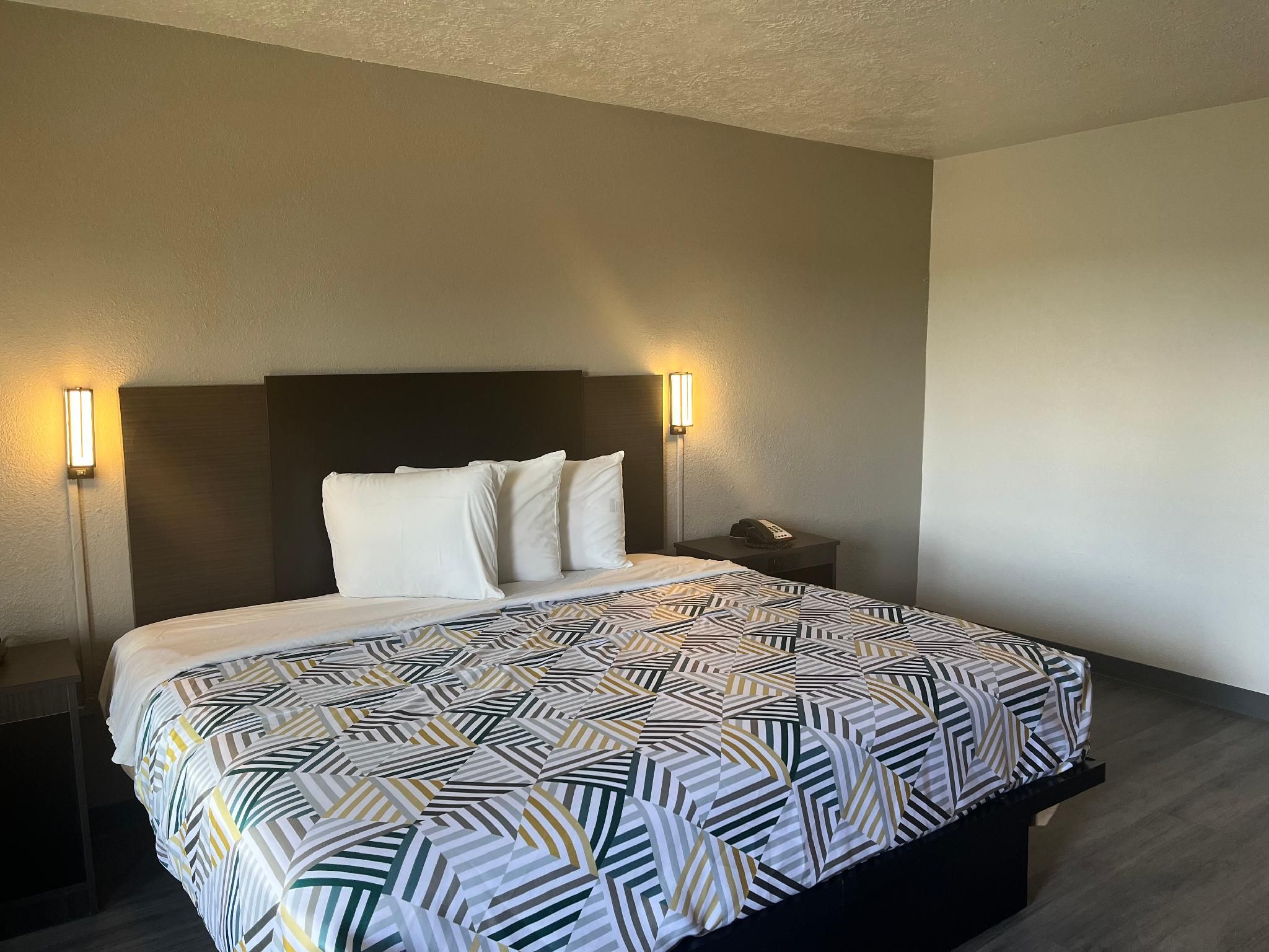 1 Queen Bed | Smoking, Kitchen