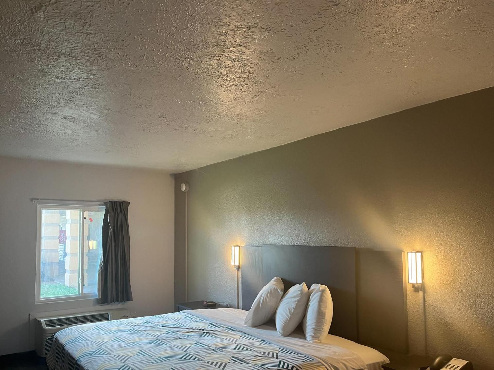 Studio 6  Lake Jackson, TX King Room - Disability Access - Non-Smoking 3