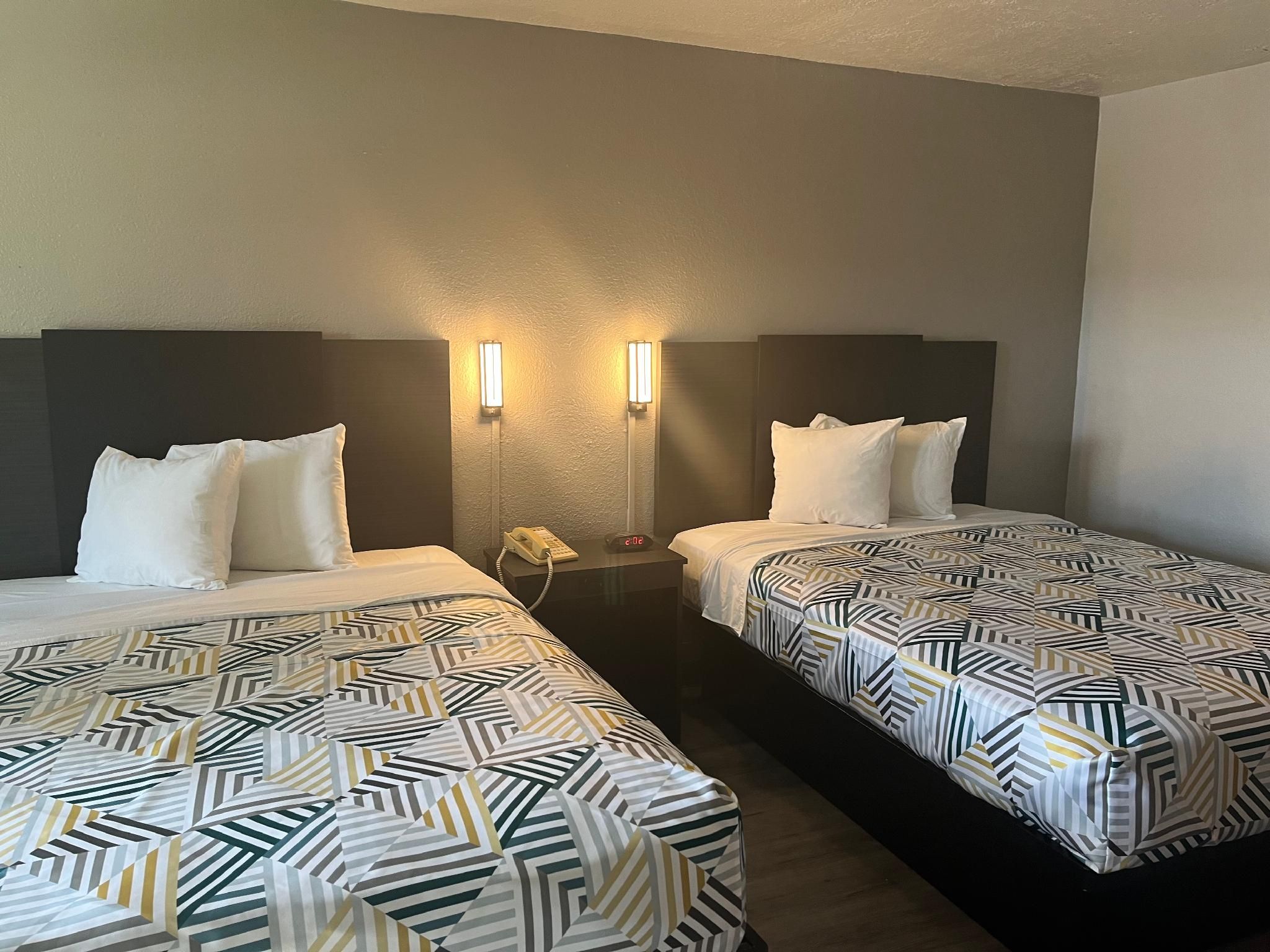 Studio 6  Lake Jackson, TX 2 Queen Beds | Non-Smoking, Micfridge 2