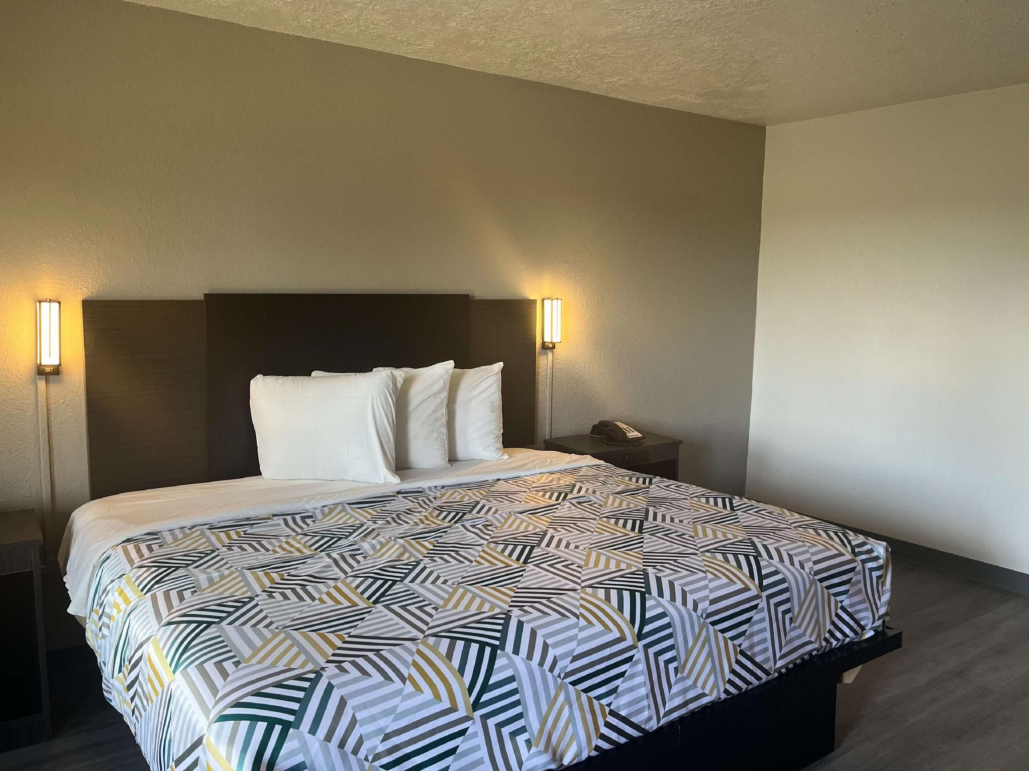Studio 6  Lake Jackson, TX 1 King Bed | Mobil Access Tub Nsmk Micfridg 2