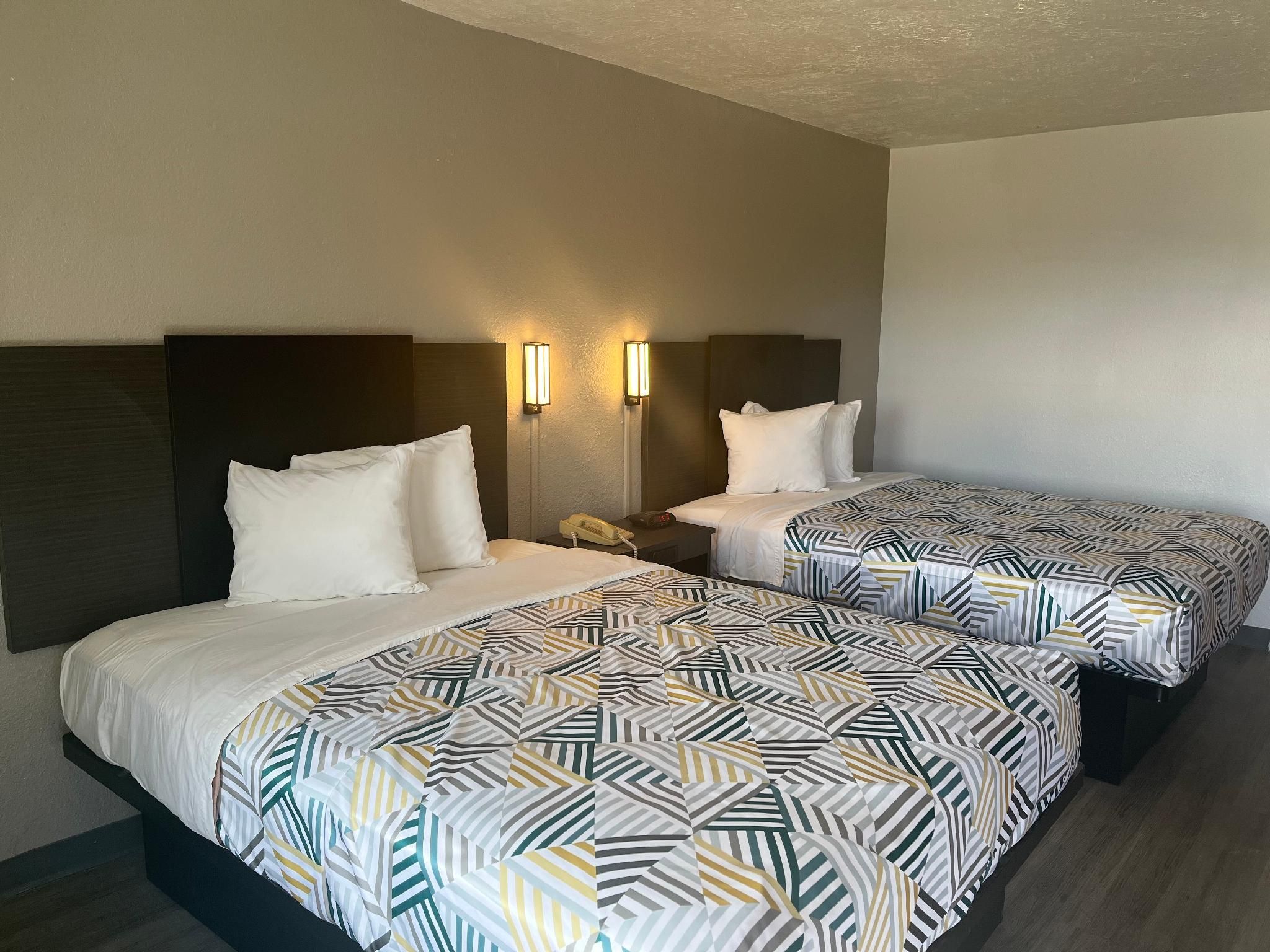 Studio 6  Lake Jackson, TX 2 Queen Beds | Non-Smoking, Micfridge 3