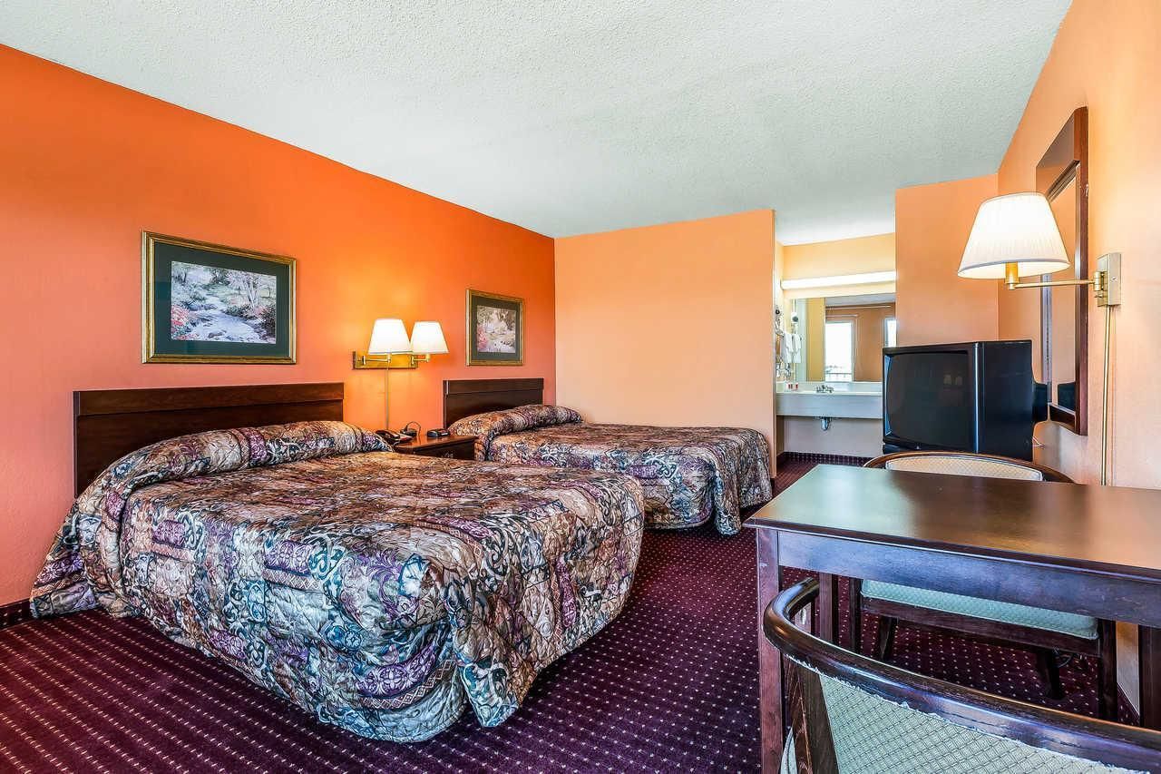 Econo Lodge 2 Double Beds, Nonsmoking