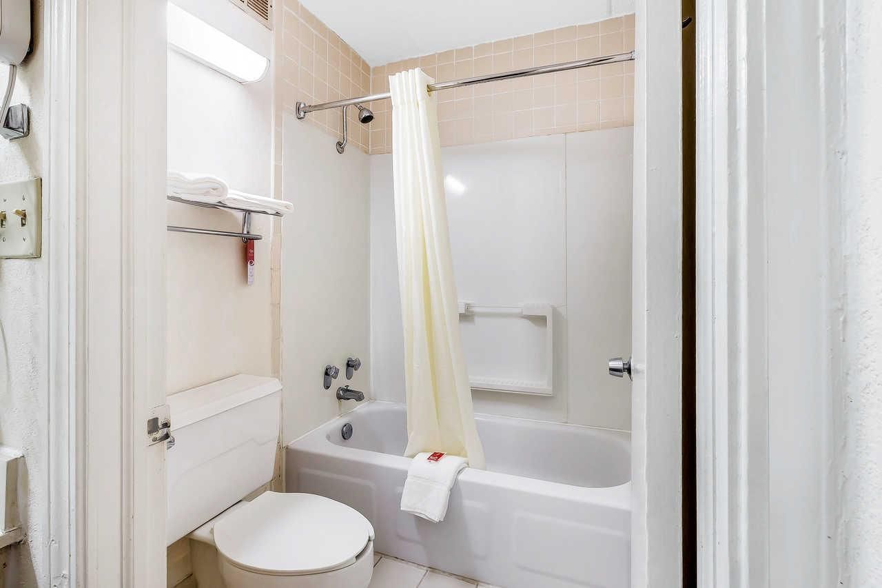 Econo Lodge 1 King Bed, Smoking 2