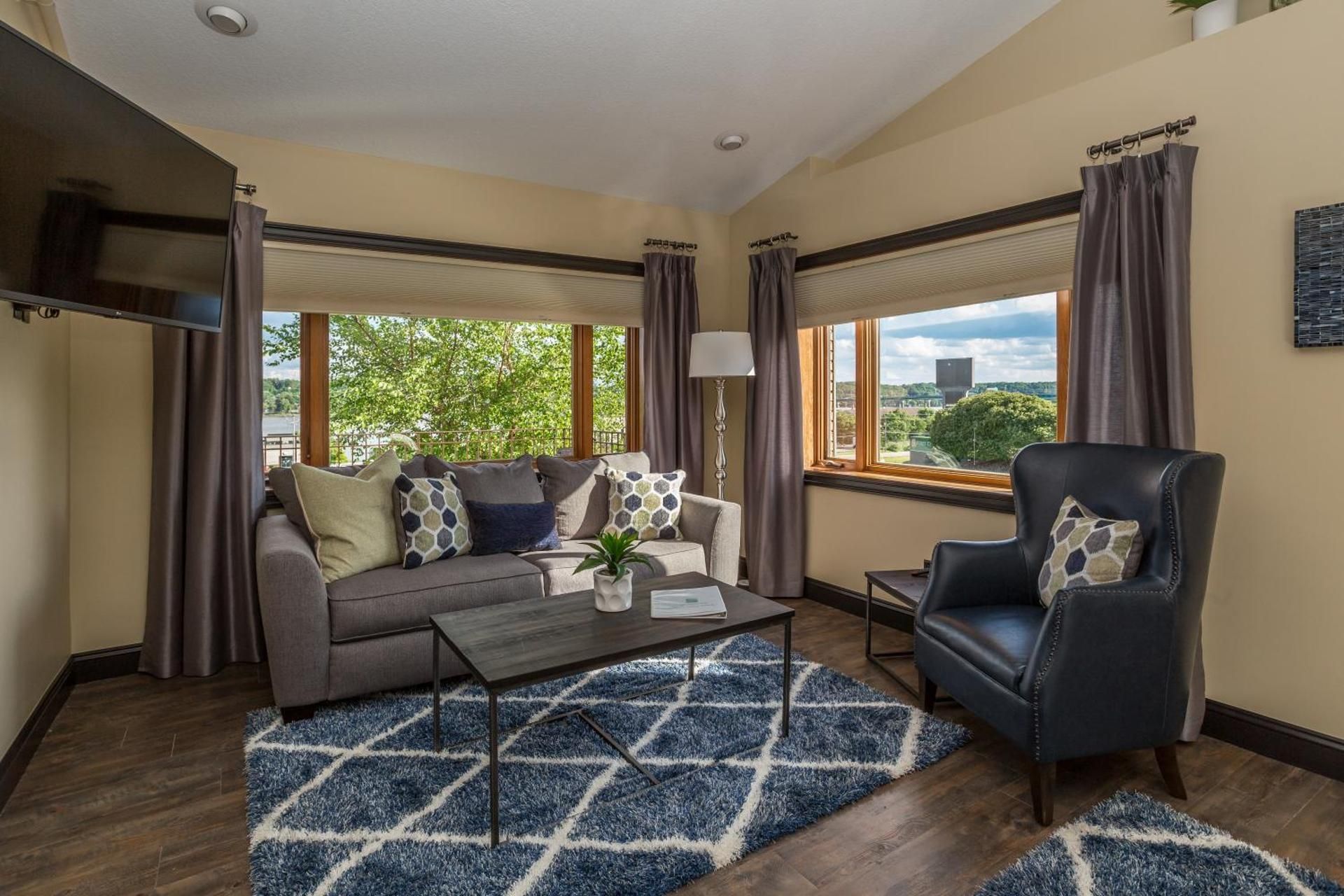 Deluxe King Suite