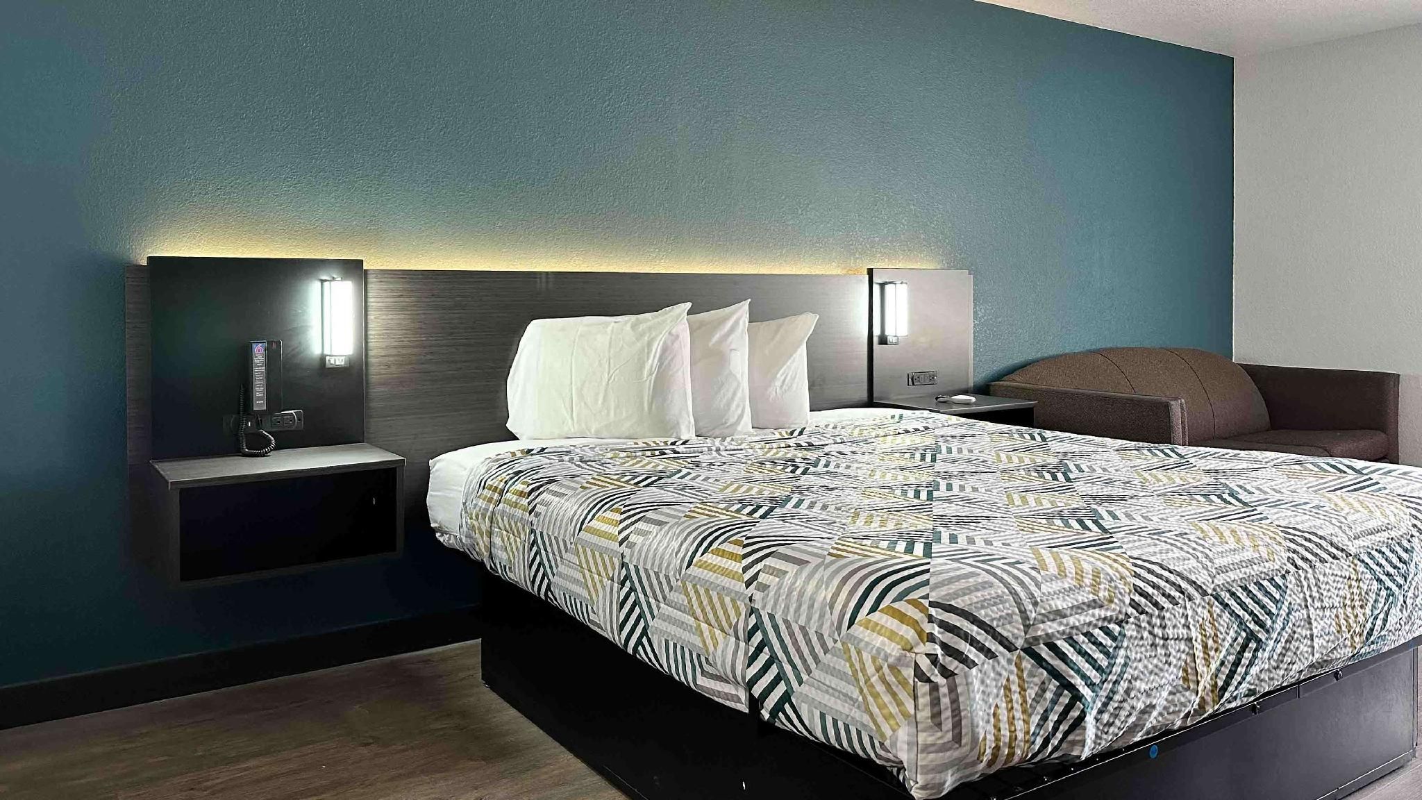 Motel 6 Lebec, CA 1 King Bed | Non-Smoking 2