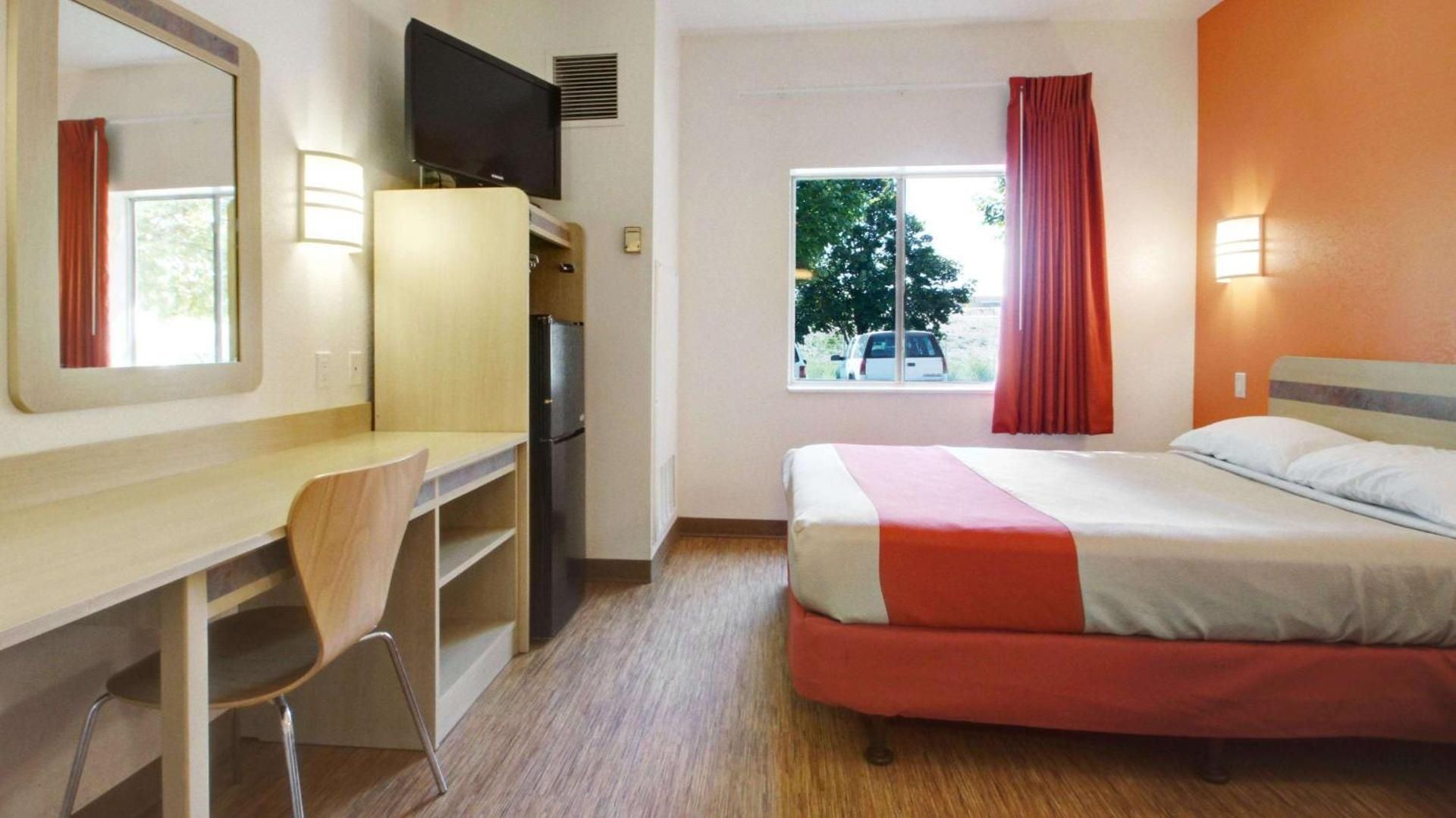 Motel 6 Lehi, UT – Thanksgiving Point Queen Room - Disability Access - Non-Smoking 2