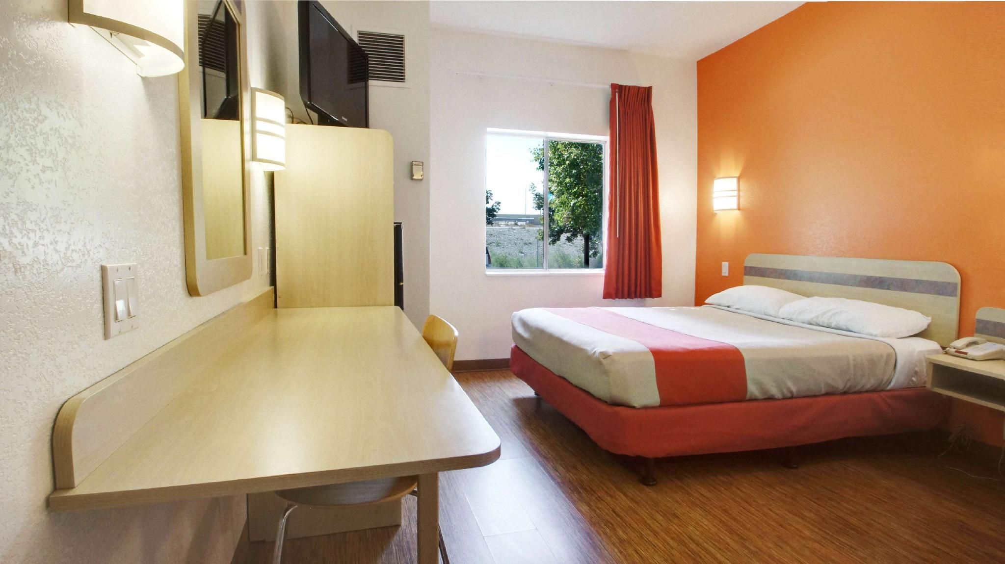 1 Queen Bed | ADA/Tub/Micfridge