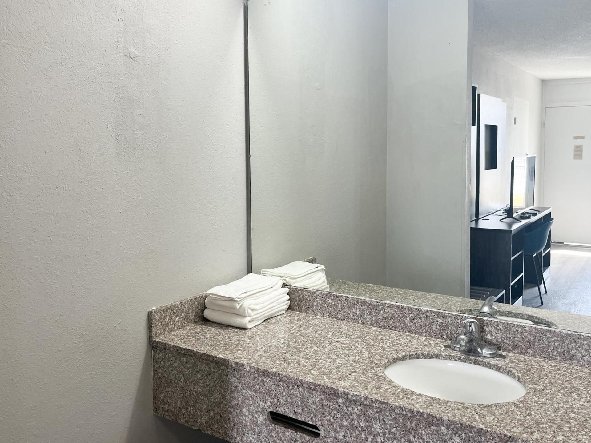 2 Queen Beds | Smoking, Micfridge