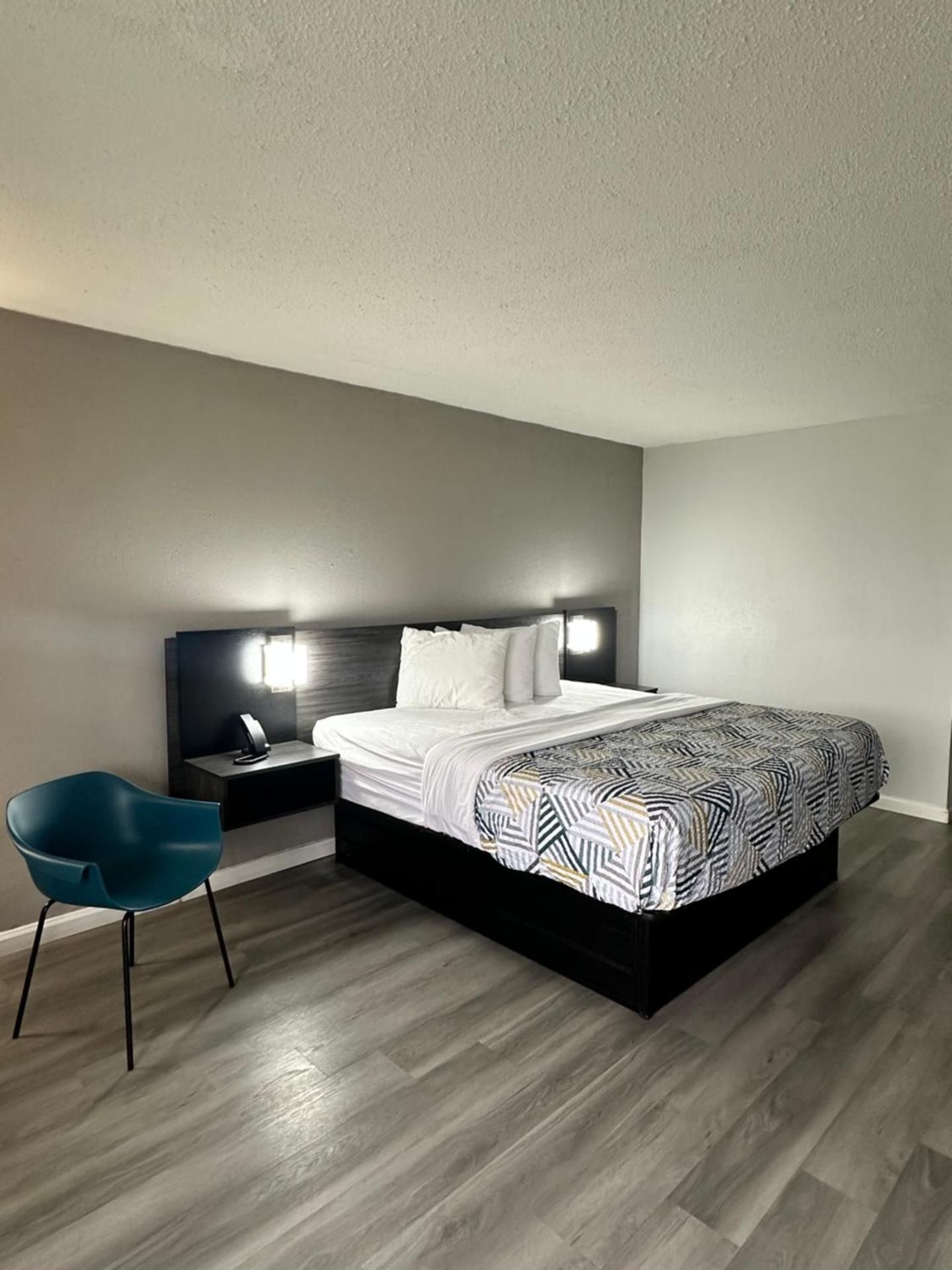 Motel 6 Lugoff, SC 1 King Bed | Smoking, Micfridge 2