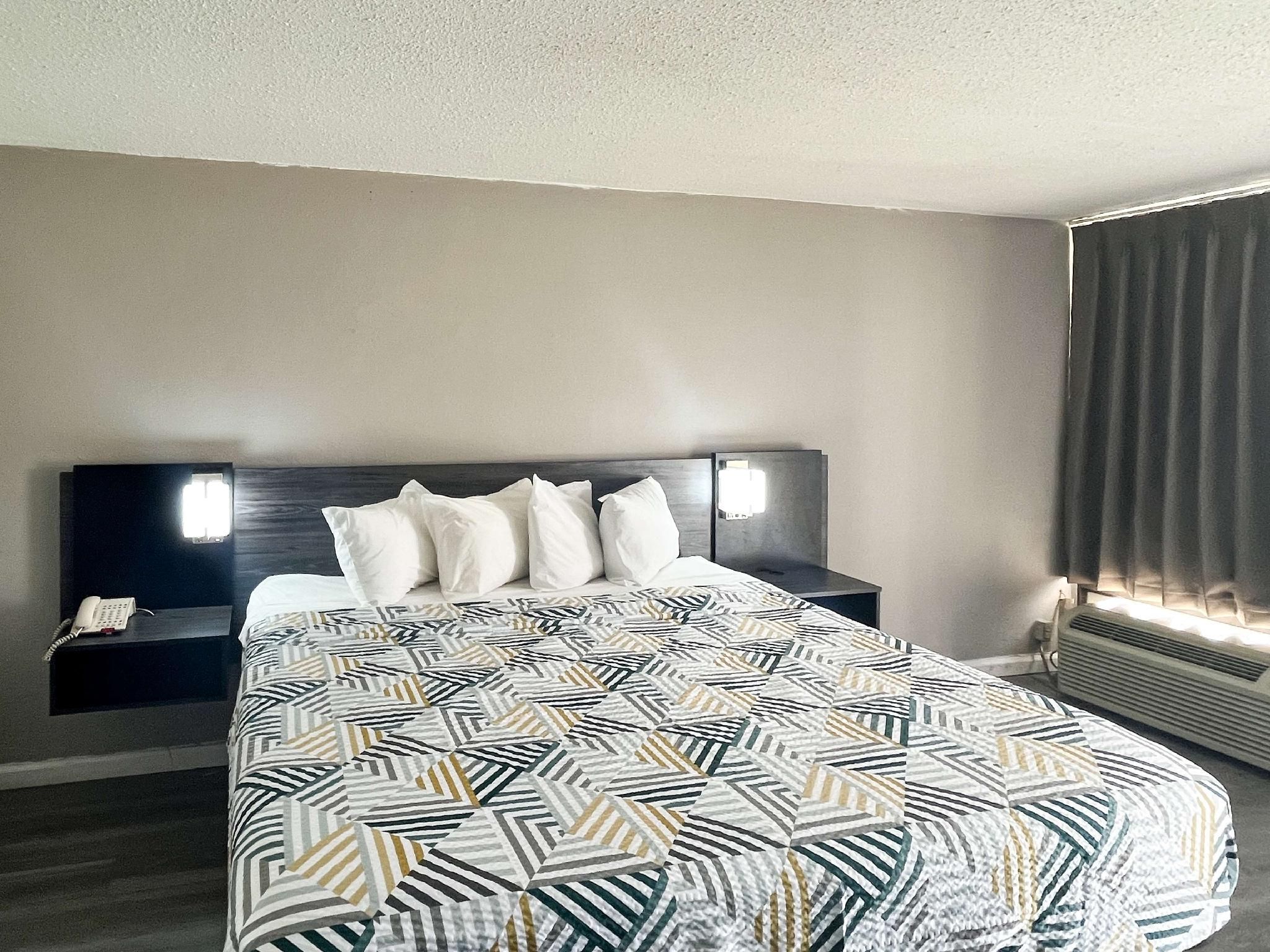 1 King Bed | Non-Smoking