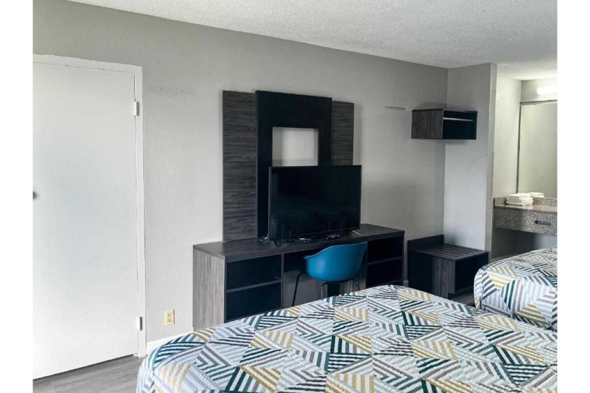 2 Queen Beds | Smoking, Micfridge