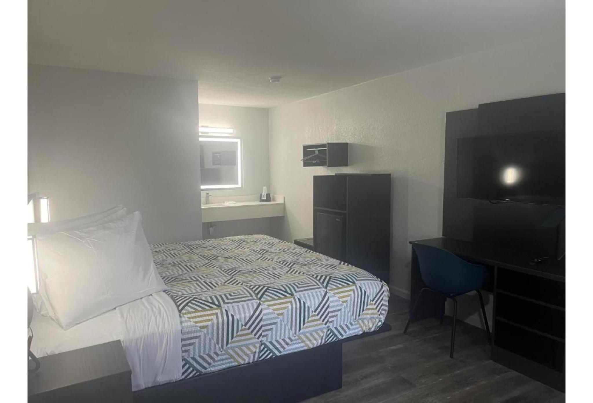 Motel 6 McComb, MS 1 King Bed Accessible Roll In Shower 2