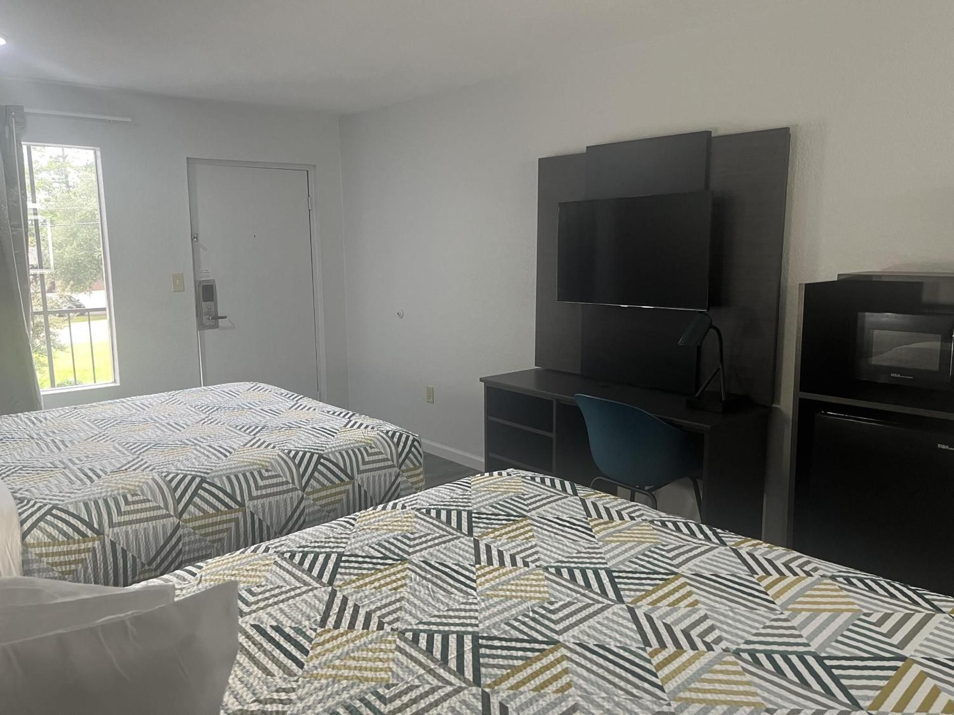 Motel 6 McComb, MS Queen Room with Two Queen Beds - Disability Access 3