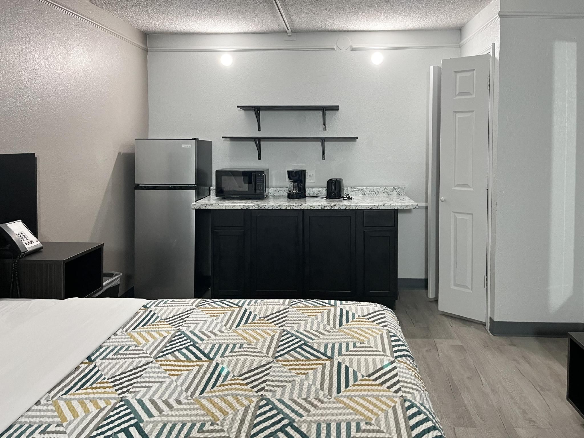 Motel 6 McComb, MS 1 King Bed Accessible Roll In Shower